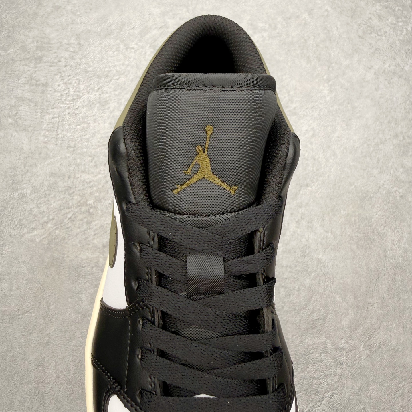 图片[5]-＃MG版 Air Jordan AJ1 Low 低帮系列 超性价比单品 平台直播间特供 百分百全新货品 零氧化发霉 给足利润空间操作 超乎所想的高性价比 原装楦头纸板开发 完美鞋型 超高清洁度 鞋型不臃肿别扭 原厂内置全掌气垫 A模大底 鞋舌AJ原厂专用牛津布 AJ专用反口珍珠布 原厂无杂质高弹内里海棉 特殊封边弹力鞋带 原鞋开模 拒绝公底 购置公司同步原材料 都有细节原汁原味 忠于原版 尺码：36 36.5 37.5 38 38.5 39 40 40.5 41 42 42.5 43 44 44.5 45 46-选品中心