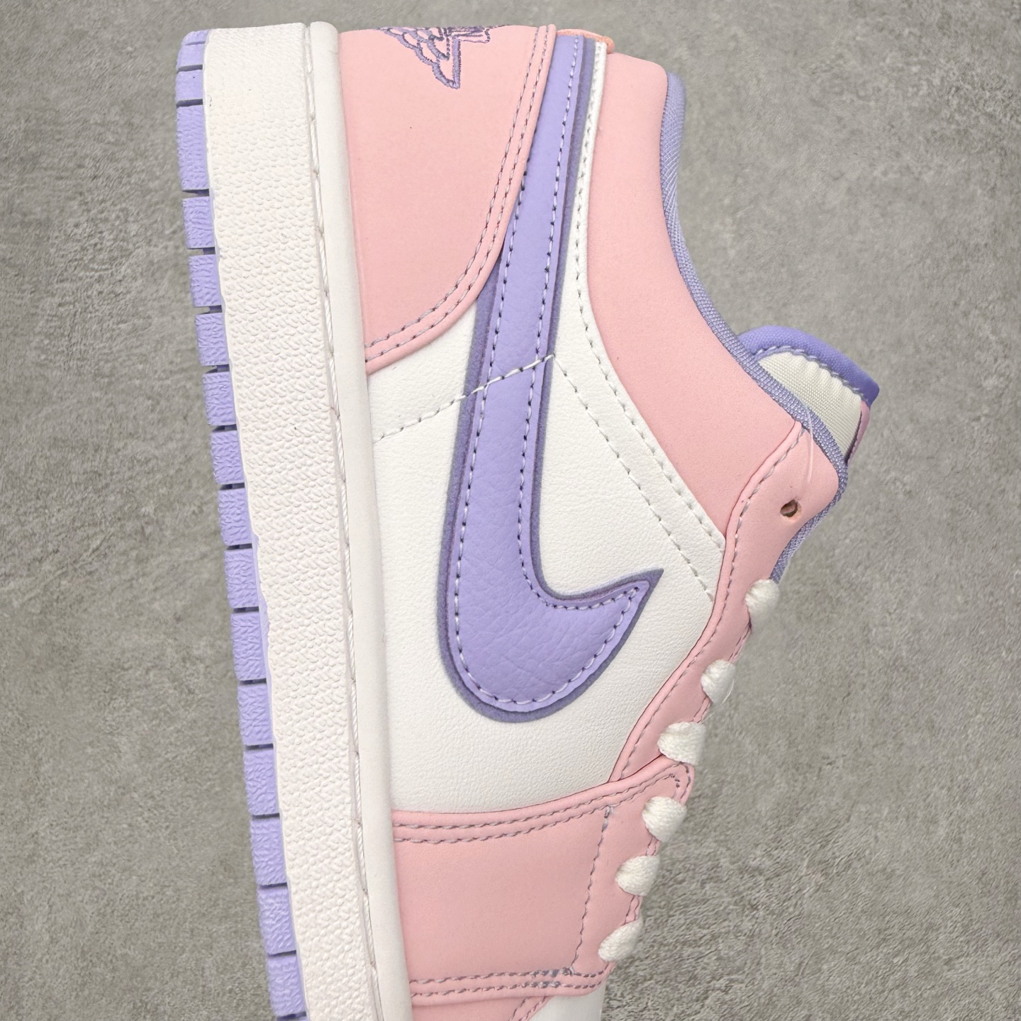 图片[6]-＃MG版 Air Jordan AJ1 Low 低帮系列 超性价比单品 平台直播间特供 百分百全新货品 零氧化发霉 给足利润空间操作 超乎所想的高性价比 原装楦头纸板开发 完美鞋型 超高清洁度 鞋型不臃肿别扭 原厂内置全掌气垫 A模大底 鞋舌AJ原厂专用牛津布 AJ专用反口珍珠布 原厂无杂质高弹内里海棉 特殊封边弹力鞋带 原鞋开模 拒绝公底 购置公司同步原材料 都有细节原汁原味 忠于原版 尺码：36 36.5 37.5 38 38.5 39 40 40.5 41 42 42.5 43 44 44.5 45 46-选品中心
