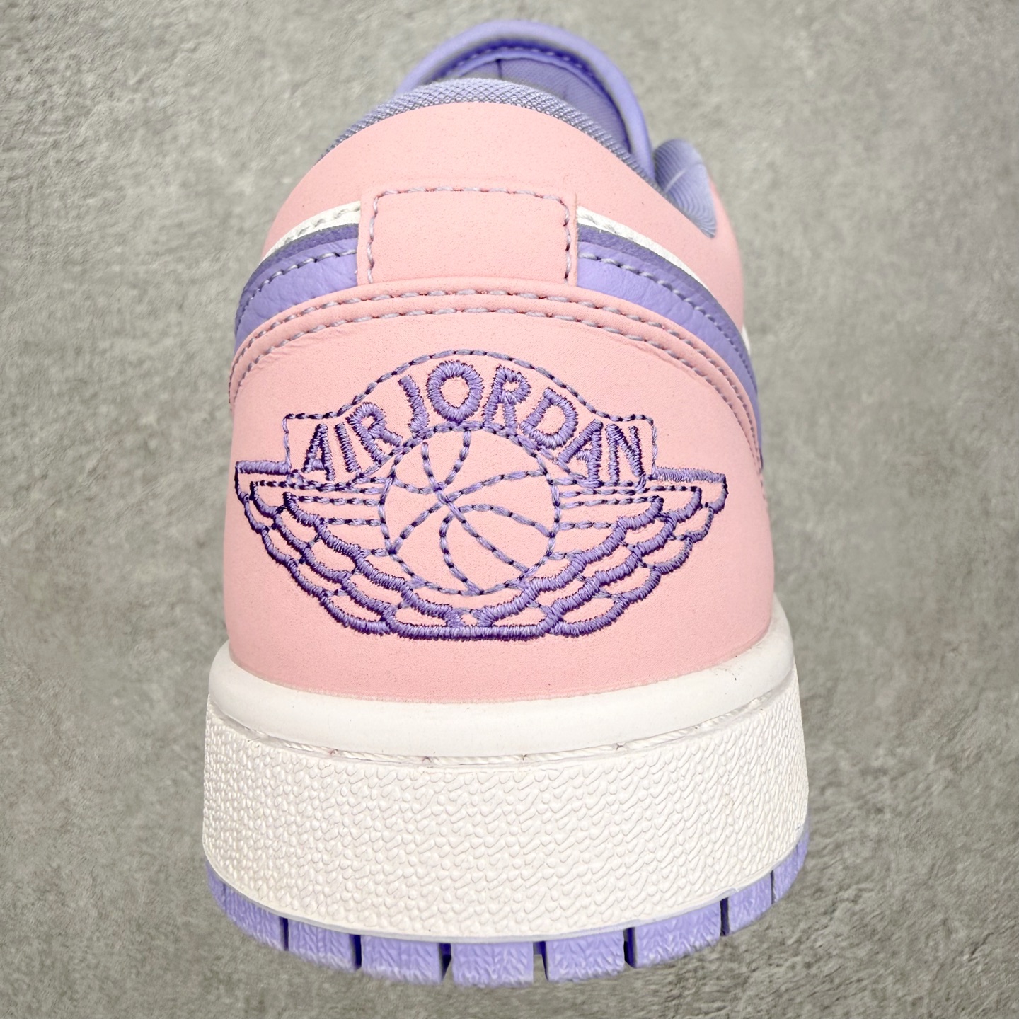 图片[8]-＃MG版 Air Jordan AJ1 Low 低帮系列 超性价比单品 平台直播间特供 百分百全新货品 零氧化发霉 给足利润空间操作 超乎所想的高性价比 原装楦头纸板开发 完美鞋型 超高清洁度 鞋型不臃肿别扭 原厂内置全掌气垫 A模大底 鞋舌AJ原厂专用牛津布 AJ专用反口珍珠布 原厂无杂质高弹内里海棉 特殊封边弹力鞋带 原鞋开模 拒绝公底 购置公司同步原材料 都有细节原汁原味 忠于原版 尺码：36 36.5 37.5 38 38.5 39 40 40.5 41 42 42.5 43 44 44.5 45 46-选品中心