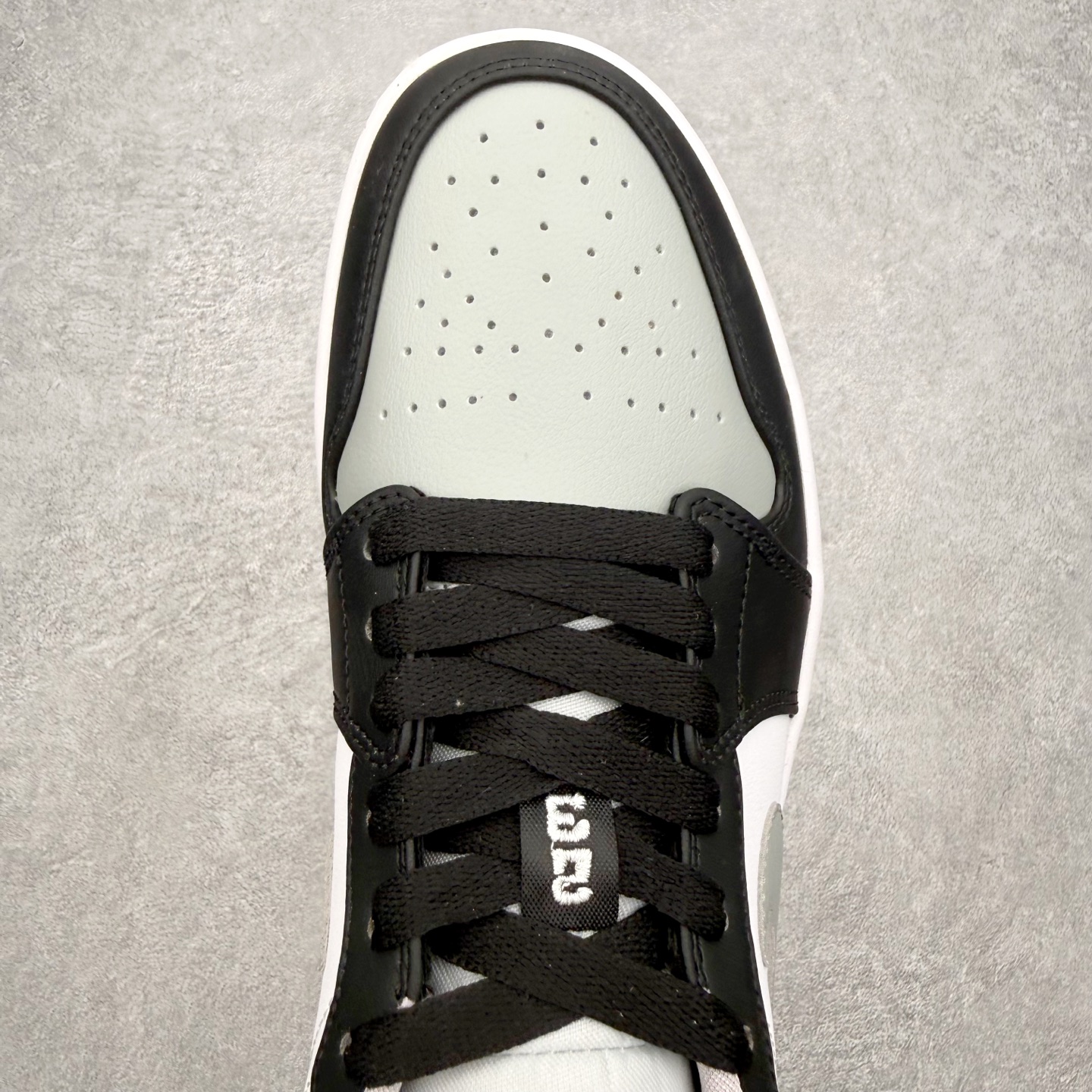 图片[4]-＃MG版 Air Jordan AJ1 Low 低帮系列 超性价比单品 平台直播间特供 百分百全新货品 零氧化发霉 给足利润空间操作 超乎所想的高性价比 原装楦头纸板开发 完美鞋型 超高清洁度 鞋型不臃肿别扭 原厂内置全掌气垫 A模大底 鞋舌AJ原厂专用牛津布 AJ专用反口珍珠布 原厂无杂质高弹内里海棉 特殊封边弹力鞋带 原鞋开模 拒绝公底 购置公司同步原材料 都有细节原汁原味 忠于原版 尺码：36 36.5 37.5 38 38.5 39 40 40.5 41 42 42.5 43 44 44.5 45 46-选品中心