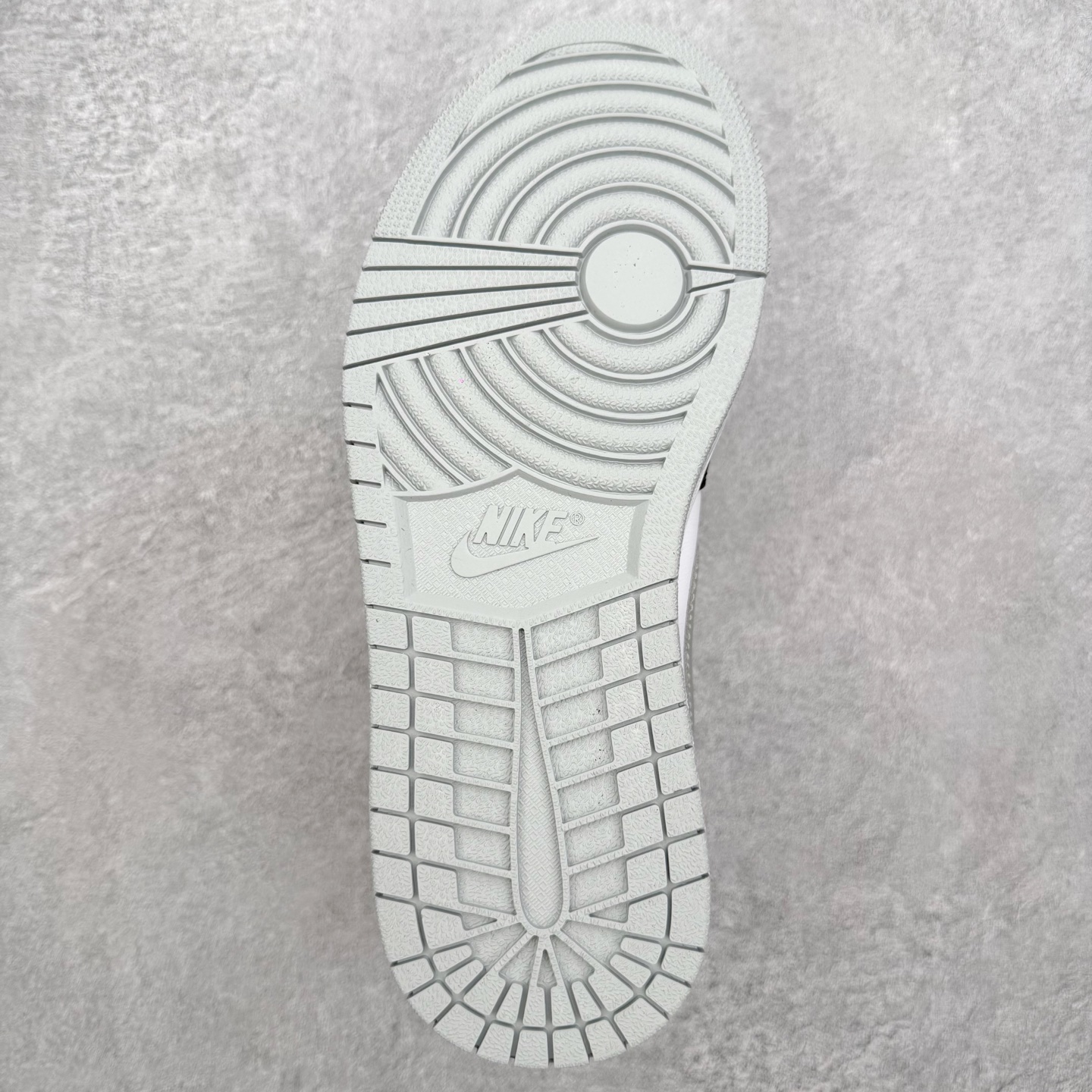 图片[9]-＃MG版 Air Jordan AJ1 Low 低帮系列 超性价比单品 平台直播间特供 百分百全新货品 零氧化发霉 给足利润空间操作 超乎所想的高性价比 原装楦头纸板开发 完美鞋型 超高清洁度 鞋型不臃肿别扭 原厂内置全掌气垫 A模大底 鞋舌AJ原厂专用牛津布 AJ专用反口珍珠布 原厂无杂质高弹内里海棉 特殊封边弹力鞋带 原鞋开模 拒绝公底 购置公司同步原材料 都有细节原汁原味 忠于原版 尺码：36 36.5 37.5 38 38.5 39 40 40.5 41 42 42.5 43 44 44.5 45 46-选品中心