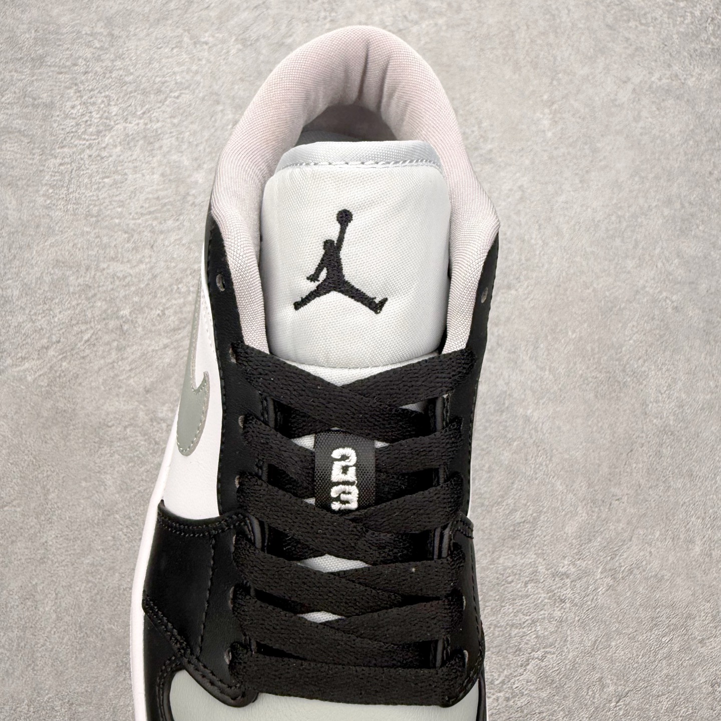 图片[5]-＃MG版 Air Jordan AJ1 Low 低帮系列 超性价比单品 平台直播间特供 百分百全新货品 零氧化发霉 给足利润空间操作 超乎所想的高性价比 原装楦头纸板开发 完美鞋型 超高清洁度 鞋型不臃肿别扭 原厂内置全掌气垫 A模大底 鞋舌AJ原厂专用牛津布 AJ专用反口珍珠布 原厂无杂质高弹内里海棉 特殊封边弹力鞋带 原鞋开模 拒绝公底 购置公司同步原材料 都有细节原汁原味 忠于原版 尺码：36 36.5 37.5 38 38.5 39 40 40.5 41 42 42.5 43 44 44.5 45 46-选品中心
