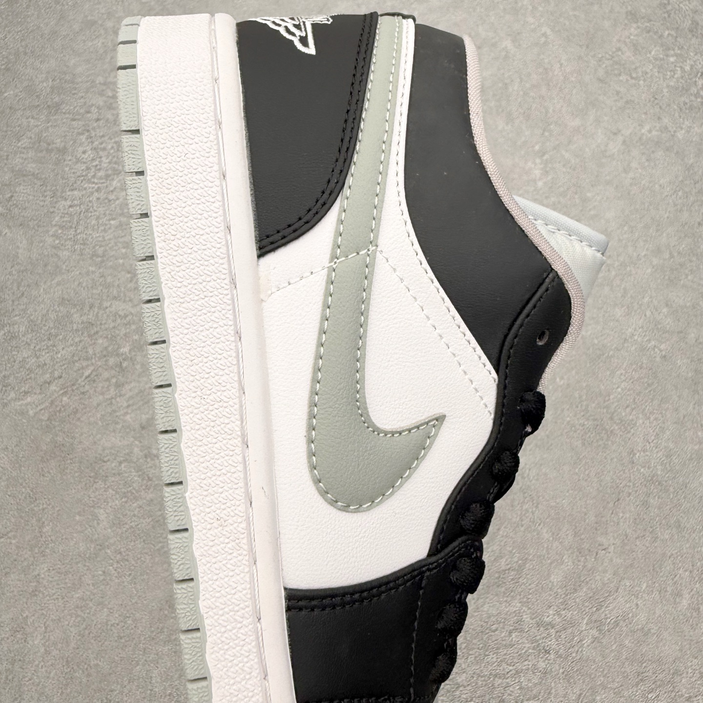 图片[6]-＃MG版 Air Jordan AJ1 Low 低帮系列 超性价比单品 平台直播间特供 百分百全新货品 零氧化发霉 给足利润空间操作 超乎所想的高性价比 原装楦头纸板开发 完美鞋型 超高清洁度 鞋型不臃肿别扭 原厂内置全掌气垫 A模大底 鞋舌AJ原厂专用牛津布 AJ专用反口珍珠布 原厂无杂质高弹内里海棉 特殊封边弹力鞋带 原鞋开模 拒绝公底 购置公司同步原材料 都有细节原汁原味 忠于原版 尺码：36 36.5 37.5 38 38.5 39 40 40.5 41 42 42.5 43 44 44.5 45 46-选品中心