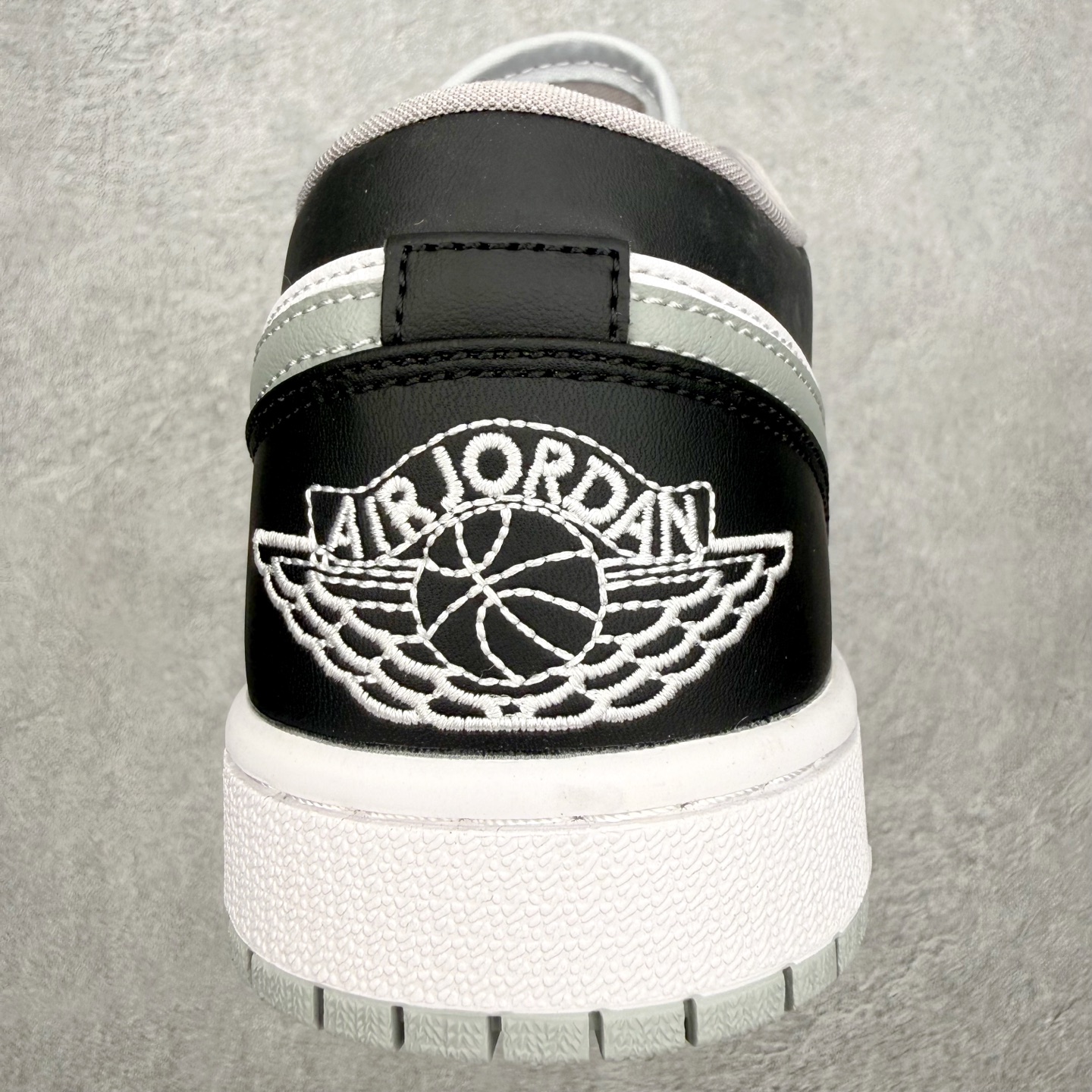 图片[8]-＃MG版 Air Jordan AJ1 Low 低帮系列 超性价比单品 平台直播间特供 百分百全新货品 零氧化发霉 给足利润空间操作 超乎所想的高性价比 原装楦头纸板开发 完美鞋型 超高清洁度 鞋型不臃肿别扭 原厂内置全掌气垫 A模大底 鞋舌AJ原厂专用牛津布 AJ专用反口珍珠布 原厂无杂质高弹内里海棉 特殊封边弹力鞋带 原鞋开模 拒绝公底 购置公司同步原材料 都有细节原汁原味 忠于原版 尺码：36 36.5 37.5 38 38.5 39 40 40.5 41 42 42.5 43 44 44.5 45 46-选品中心