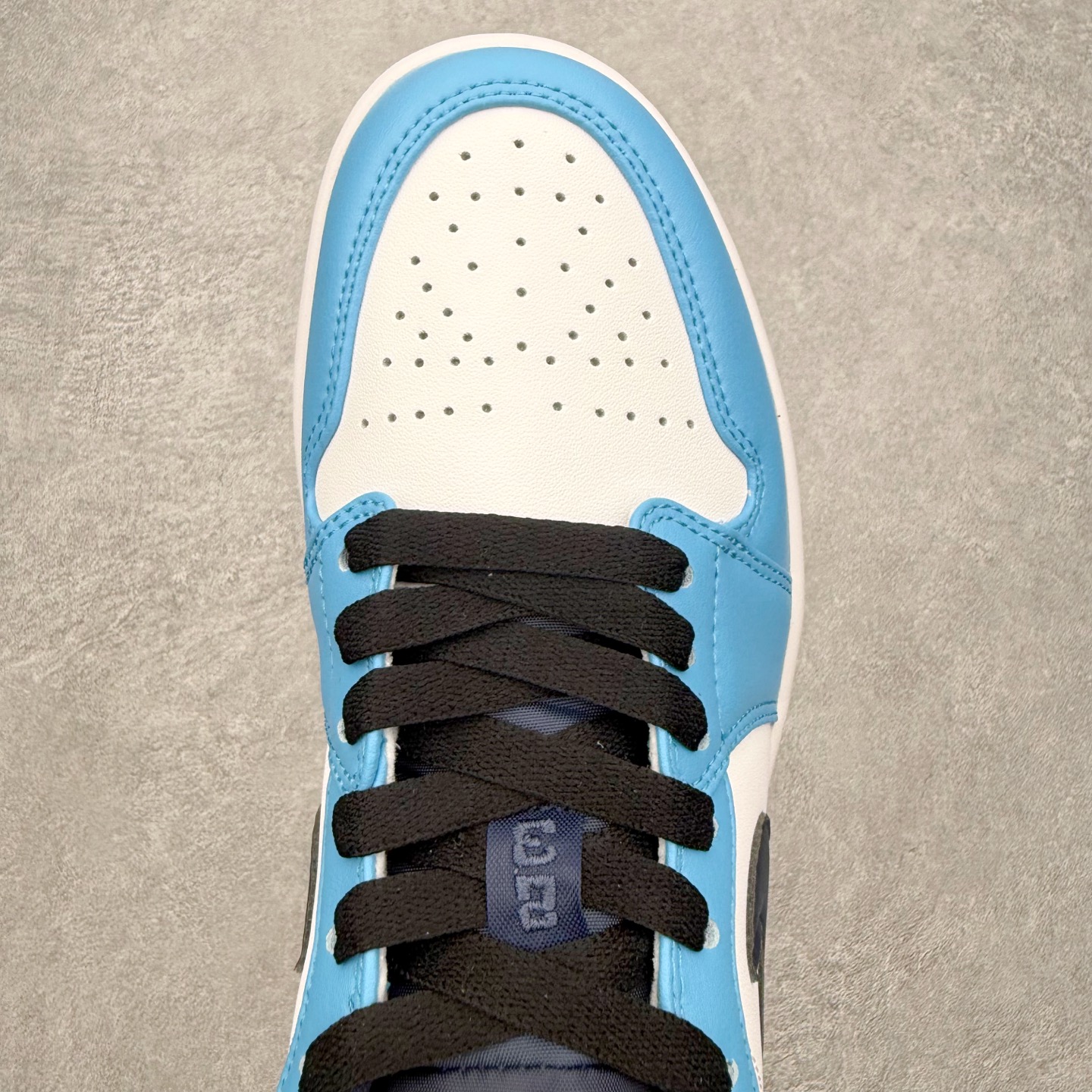 图片[4]-＃MG版 Air Jordan AJ1 Low 低帮系列 超性价比单品 平台直播间特供 百分百全新货品 零氧化发霉 给足利润空间操作 超乎所想的高性价比 原装楦头纸板开发 完美鞋型 超高清洁度 鞋型不臃肿别扭 原厂内置全掌气垫 A模大底 鞋舌AJ原厂专用牛津布 AJ专用反口珍珠布 原厂无杂质高弹内里海棉 特殊封边弹力鞋带 原鞋开模 拒绝公底 购置公司同步原材料 都有细节原汁原味 忠于原版 尺码：36 36.5 37.5 38 38.5 39 40 40.5 41 42 42.5 43 44 44.5 45 46-选品中心
