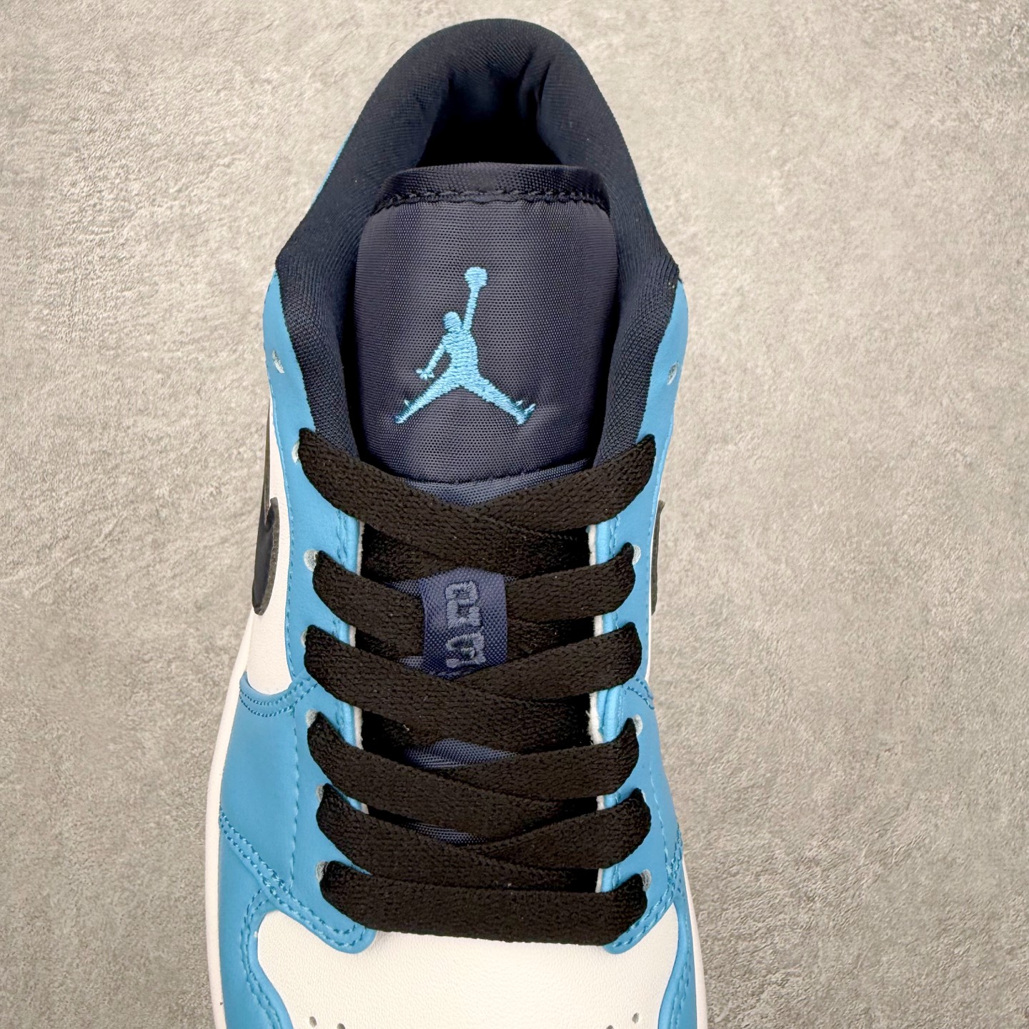 图片[5]-＃MG版 Air Jordan AJ1 Low 低帮系列 超性价比单品 平台直播间特供 百分百全新货品 零氧化发霉 给足利润空间操作 超乎所想的高性价比 原装楦头纸板开发 完美鞋型 超高清洁度 鞋型不臃肿别扭 原厂内置全掌气垫 A模大底 鞋舌AJ原厂专用牛津布 AJ专用反口珍珠布 原厂无杂质高弹内里海棉 特殊封边弹力鞋带 原鞋开模 拒绝公底 购置公司同步原材料 都有细节原汁原味 忠于原版 尺码：36 36.5 37.5 38 38.5 39 40 40.5 41 42 42.5 43 44 44.5 45 46-选品中心