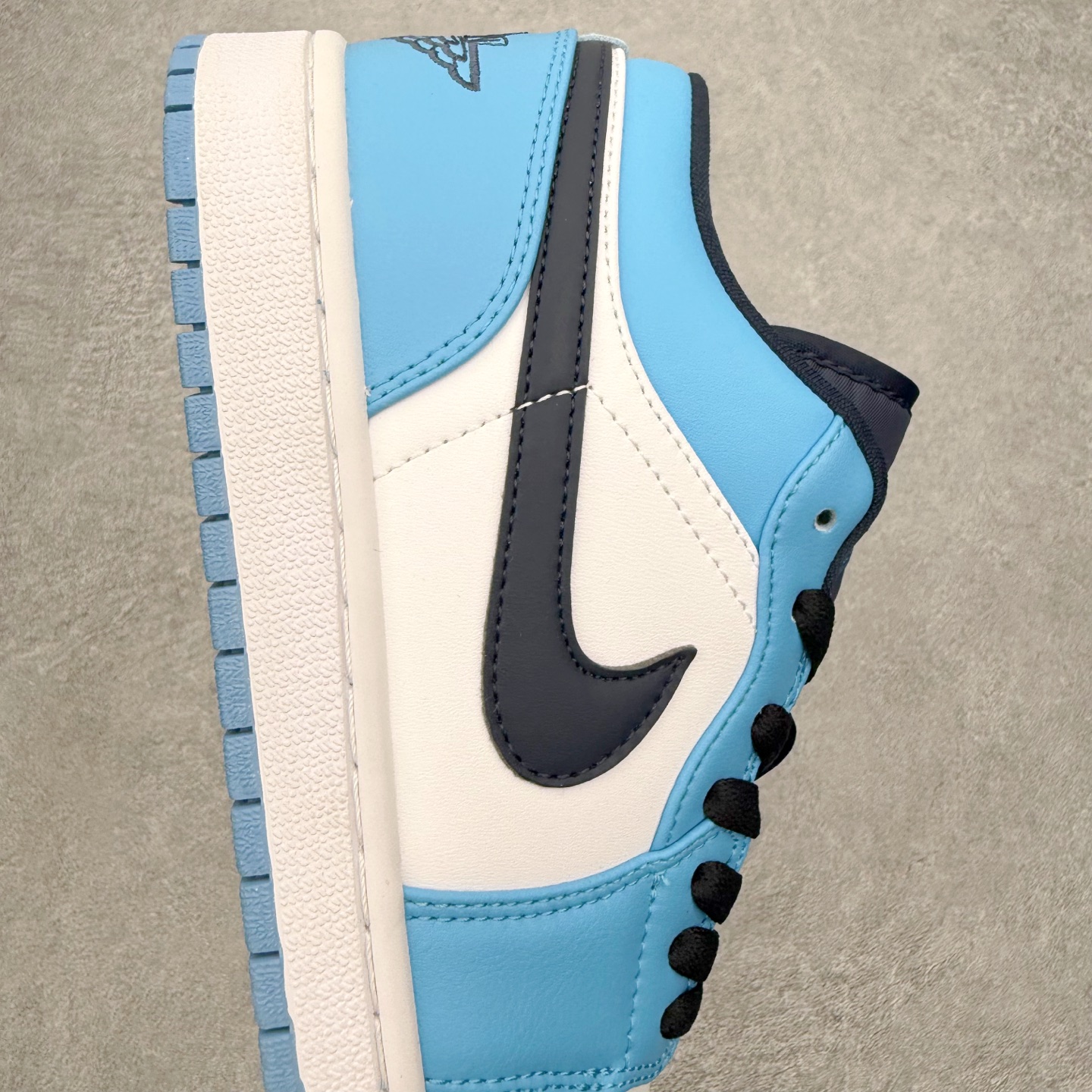 图片[6]-＃MG版 Air Jordan AJ1 Low 低帮系列 超性价比单品 平台直播间特供 百分百全新货品 零氧化发霉 给足利润空间操作 超乎所想的高性价比 原装楦头纸板开发 完美鞋型 超高清洁度 鞋型不臃肿别扭 原厂内置全掌气垫 A模大底 鞋舌AJ原厂专用牛津布 AJ专用反口珍珠布 原厂无杂质高弹内里海棉 特殊封边弹力鞋带 原鞋开模 拒绝公底 购置公司同步原材料 都有细节原汁原味 忠于原版 尺码：36 36.5 37.5 38 38.5 39 40 40.5 41 42 42.5 43 44 44.5 45 46-选品中心