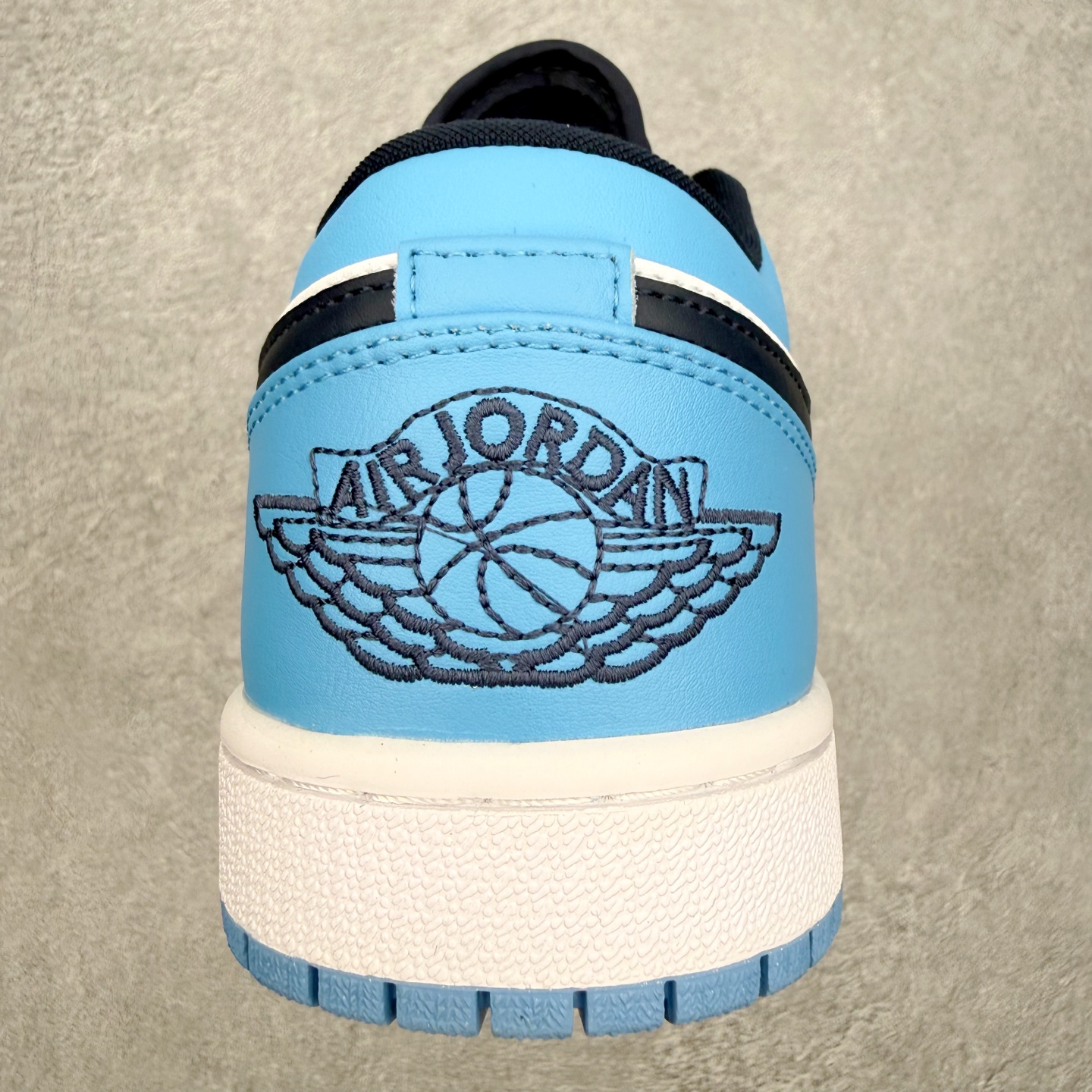 图片[8]-＃MG版 Air Jordan AJ1 Low 低帮系列 超性价比单品 平台直播间特供 百分百全新货品 零氧化发霉 给足利润空间操作 超乎所想的高性价比 原装楦头纸板开发 完美鞋型 超高清洁度 鞋型不臃肿别扭 原厂内置全掌气垫 A模大底 鞋舌AJ原厂专用牛津布 AJ专用反口珍珠布 原厂无杂质高弹内里海棉 特殊封边弹力鞋带 原鞋开模 拒绝公底 购置公司同步原材料 都有细节原汁原味 忠于原版 尺码：36 36.5 37.5 38 38.5 39 40 40.5 41 42 42.5 43 44 44.5 45 46-选品中心