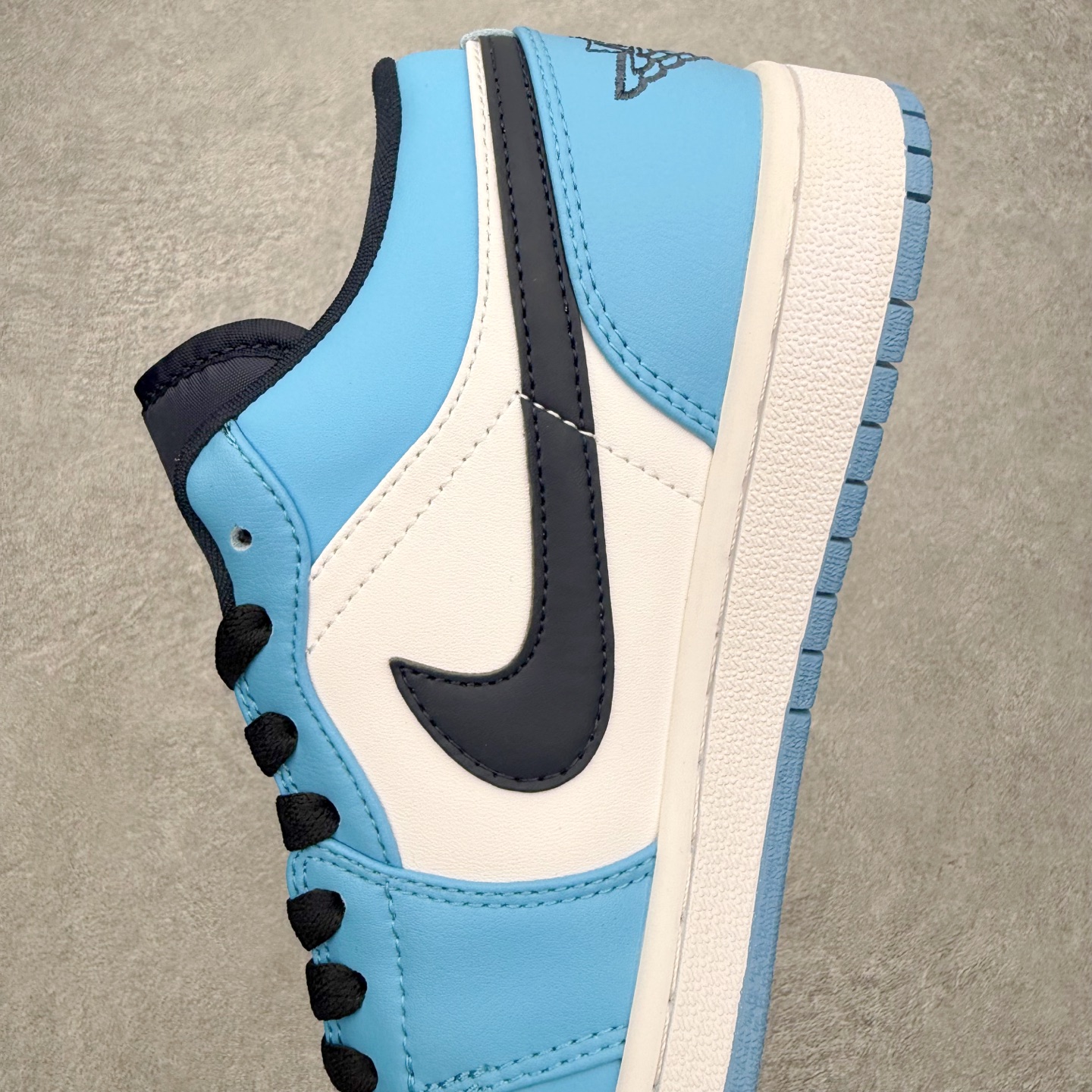 图片[7]-＃MG版 Air Jordan AJ1 Low 低帮系列 超性价比单品 平台直播间特供 百分百全新货品 零氧化发霉 给足利润空间操作 超乎所想的高性价比 原装楦头纸板开发 完美鞋型 超高清洁度 鞋型不臃肿别扭 原厂内置全掌气垫 A模大底 鞋舌AJ原厂专用牛津布 AJ专用反口珍珠布 原厂无杂质高弹内里海棉 特殊封边弹力鞋带 原鞋开模 拒绝公底 购置公司同步原材料 都有细节原汁原味 忠于原版 尺码：36 36.5 37.5 38 38.5 39 40 40.5 41 42 42.5 43 44 44.5 45 46-选品中心