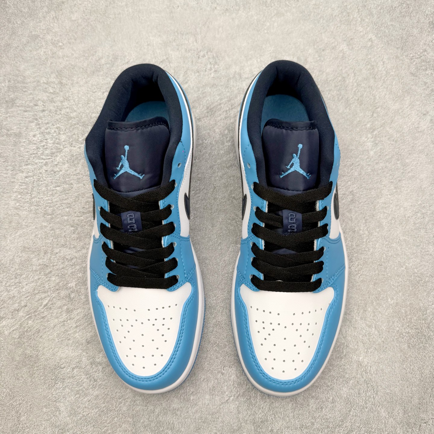 图片[2]-＃MG版 Air Jordan AJ1 Low 低帮系列 超性价比单品 平台直播间特供 百分百全新货品 零氧化发霉 给足利润空间操作 超乎所想的高性价比 原装楦头纸板开发 完美鞋型 超高清洁度 鞋型不臃肿别扭 原厂内置全掌气垫 A模大底 鞋舌AJ原厂专用牛津布 AJ专用反口珍珠布 原厂无杂质高弹内里海棉 特殊封边弹力鞋带 原鞋开模 拒绝公底 购置公司同步原材料 都有细节原汁原味 忠于原版 尺码：36 36.5 37.5 38 38.5 39 40 40.5 41 42 42.5 43 44 44.5 45 46-选品中心