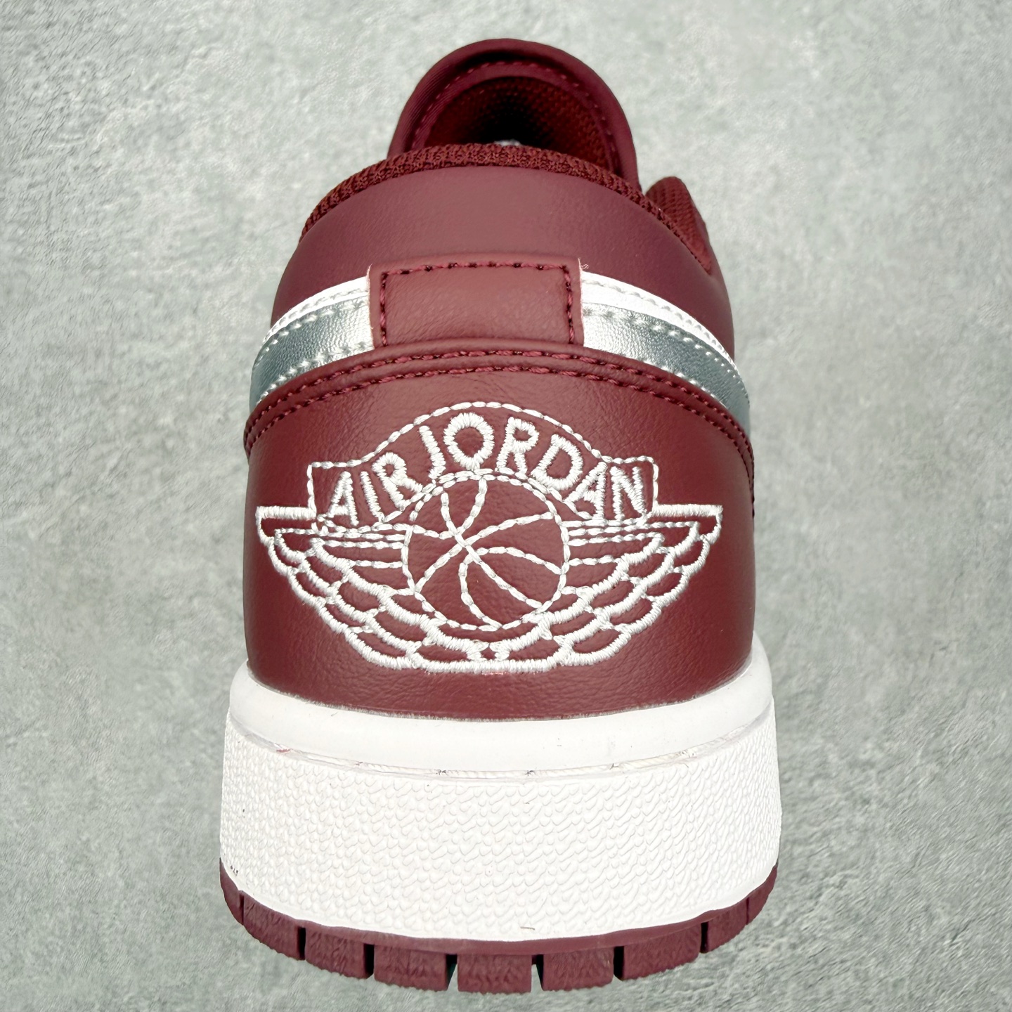 图片[8]-＃MG版 Air Jordan AJ1 Low 低帮系列 超性价比单品 平台直播间特供 百分百全新货品 零氧化发霉 给足利润空间操作 超乎所想的高性价比 原装楦头纸板开发 完美鞋型 超高清洁度 鞋型不臃肿别扭 原厂内置全掌气垫 A模大底 鞋舌AJ原厂专用牛津布 AJ专用反口珍珠布 原厂无杂质高弹内里海棉 特殊封边弹力鞋带 原鞋开模 拒绝公底 购置公司同步原材料 都有细节原汁原味 忠于原版 尺码：36 36.5 37.5 38 38.5 39 40 40.5 41 42 42.5 43 44 44.5 45 46-选品中心