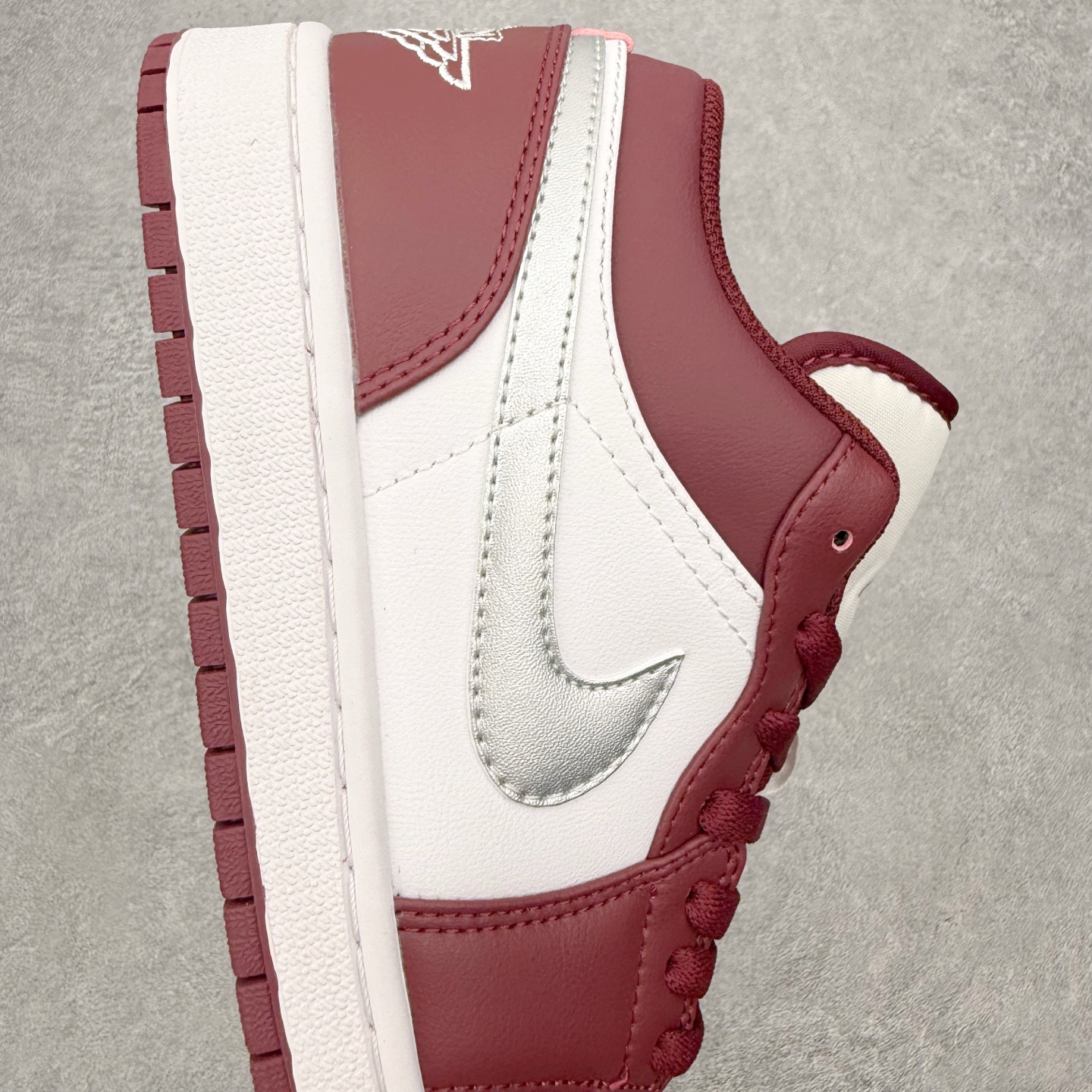 图片[6]-＃MG版 Air Jordan AJ1 Low 低帮系列 超性价比单品 平台直播间特供 百分百全新货品 零氧化发霉 给足利润空间操作 超乎所想的高性价比 原装楦头纸板开发 完美鞋型 超高清洁度 鞋型不臃肿别扭 原厂内置全掌气垫 A模大底 鞋舌AJ原厂专用牛津布 AJ专用反口珍珠布 原厂无杂质高弹内里海棉 特殊封边弹力鞋带 原鞋开模 拒绝公底 购置公司同步原材料 都有细节原汁原味 忠于原版 尺码：36 36.5 37.5 38 38.5 39 40 40.5 41 42 42.5 43 44 44.5 45 46-选品中心