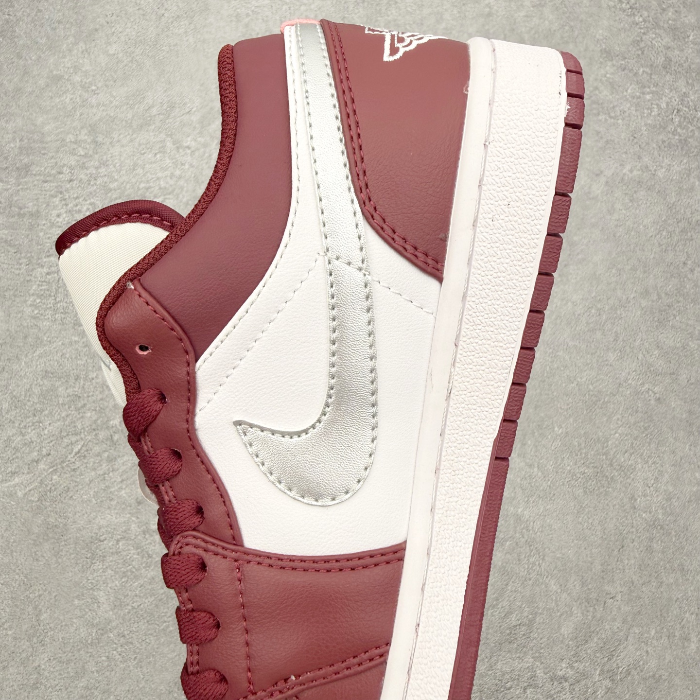 图片[7]-＃MG版 Air Jordan AJ1 Low 低帮系列 超性价比单品 平台直播间特供 百分百全新货品 零氧化发霉 给足利润空间操作 超乎所想的高性价比 原装楦头纸板开发 完美鞋型 超高清洁度 鞋型不臃肿别扭 原厂内置全掌气垫 A模大底 鞋舌AJ原厂专用牛津布 AJ专用反口珍珠布 原厂无杂质高弹内里海棉 特殊封边弹力鞋带 原鞋开模 拒绝公底 购置公司同步原材料 都有细节原汁原味 忠于原版 尺码：36 36.5 37.5 38 38.5 39 40 40.5 41 42 42.5 43 44 44.5 45 46-选品中心