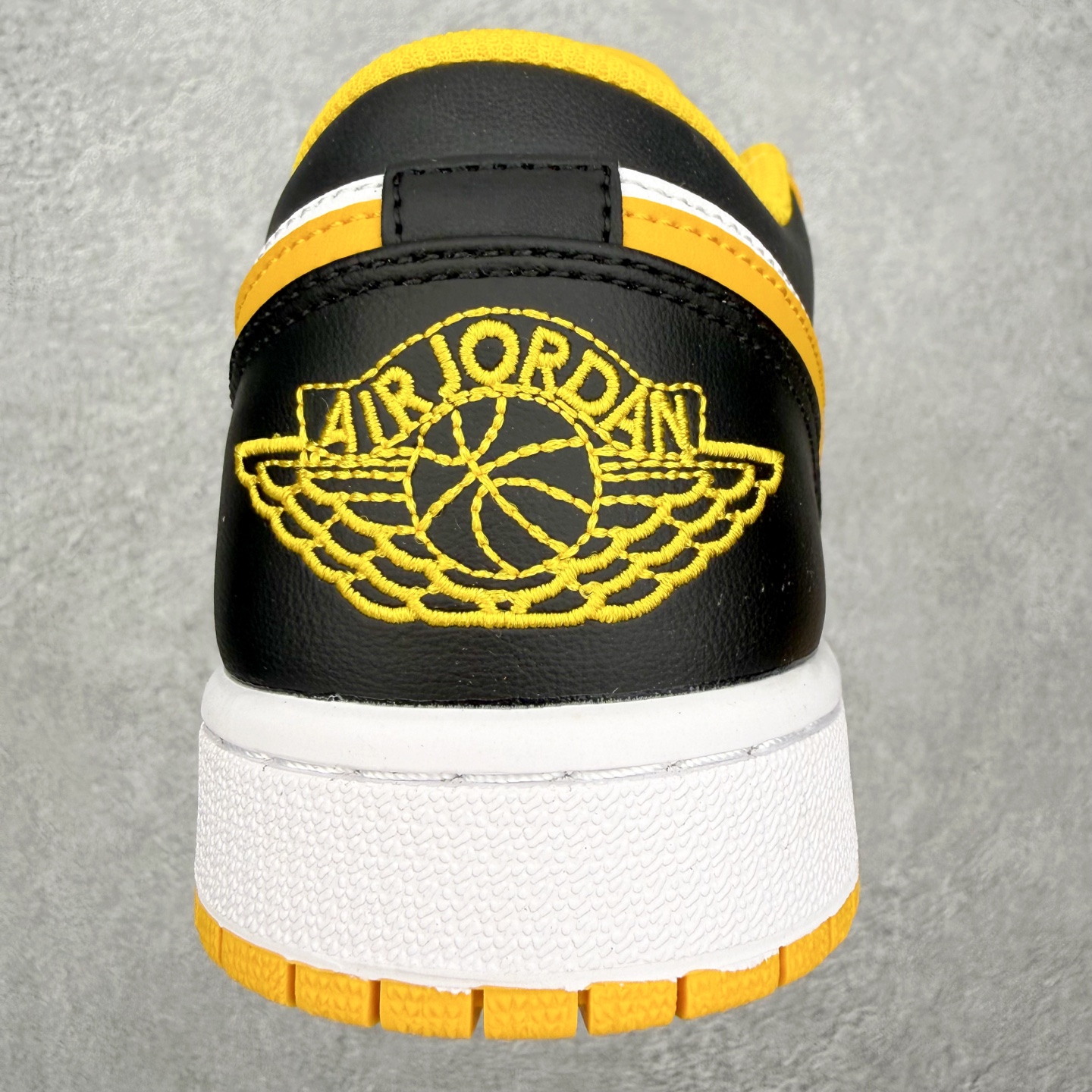 图片[8]-＃MG版 Air Jordan AJ1 Low 低帮系列 超性价比单品 平台直播间特供 百分百全新货品 零氧化发霉 给足利润空间操作 超乎所想的高性价比 原装楦头纸板开发 完美鞋型 超高清洁度 鞋型不臃肿别扭 原厂内置全掌气垫 A模大底 鞋舌AJ原厂专用牛津布 AJ专用反口珍珠布 原厂无杂质高弹内里海棉 特殊封边弹力鞋带 原鞋开模 拒绝公底 购置公司同步原材料 都有细节原汁原味 忠于原版 尺码：36 36.5 37.5 38 38.5 39 40 40.5 41 42 42.5 43 44 44.5 45 46-选品中心