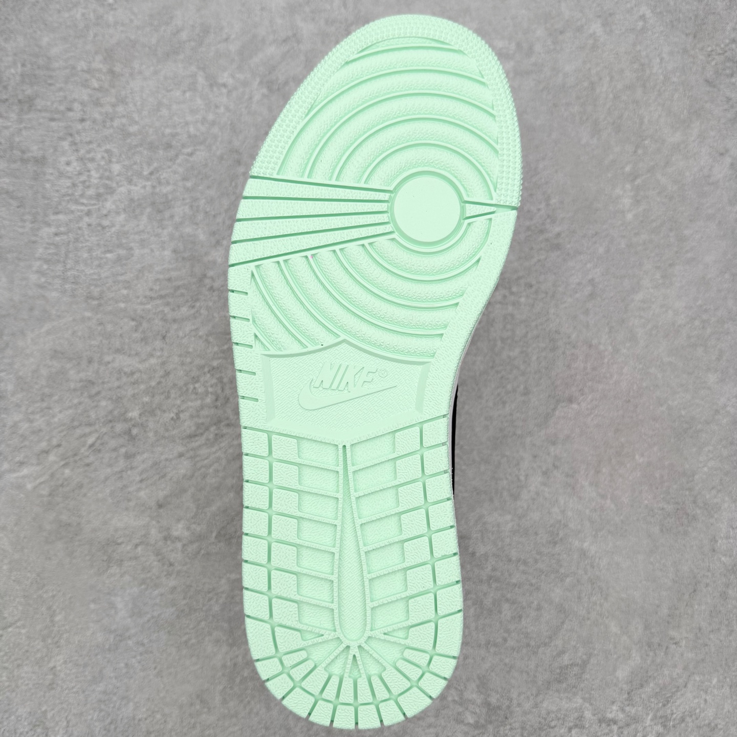 图片[9]-＃MG版 Air Jordan AJ1 Low 低帮系列 超性价比单品 平台直播间特供 百分百全新货品 零氧化发霉 给足利润空间操作 超乎所想的高性价比 原装楦头纸板开发 完美鞋型 超高清洁度 鞋型不臃肿别扭 原厂内置全掌气垫 A模大底 鞋舌AJ原厂专用牛津布 AJ专用反口珍珠布 原厂无杂质高弹内里海棉 特殊封边弹力鞋带 原鞋开模 拒绝公底 购置公司同步原材料 都有细节原汁原味 忠于原版 尺码：36 36.5 37.5 38 38.5 39 40 40.5 41 42 42.5 43 44 44.5 45 46-选品中心