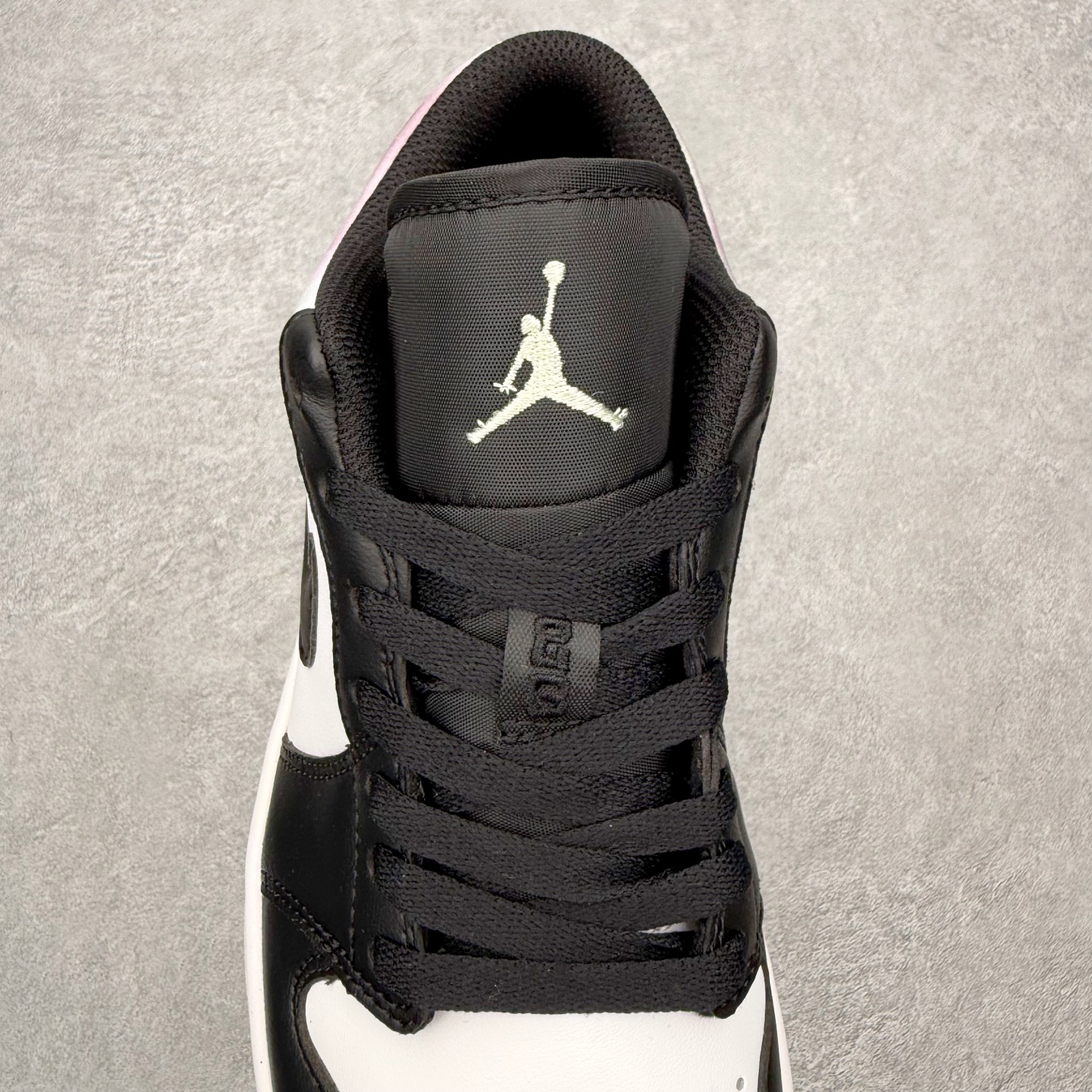 图片[5]-＃MG版 Air Jordan AJ1 Low 低帮系列 超性价比单品 平台直播间特供 百分百全新货品 零氧化发霉 给足利润空间操作 超乎所想的高性价比 原装楦头纸板开发 完美鞋型 超高清洁度 鞋型不臃肿别扭 原厂内置全掌气垫 A模大底 鞋舌AJ原厂专用牛津布 AJ专用反口珍珠布 原厂无杂质高弹内里海棉 特殊封边弹力鞋带 原鞋开模 拒绝公底 购置公司同步原材料 都有细节原汁原味 忠于原版 尺码：36 36.5 37.5 38 38.5 39 40 40.5 41 42 42.5 43 44 44.5 45 46-选品中心
