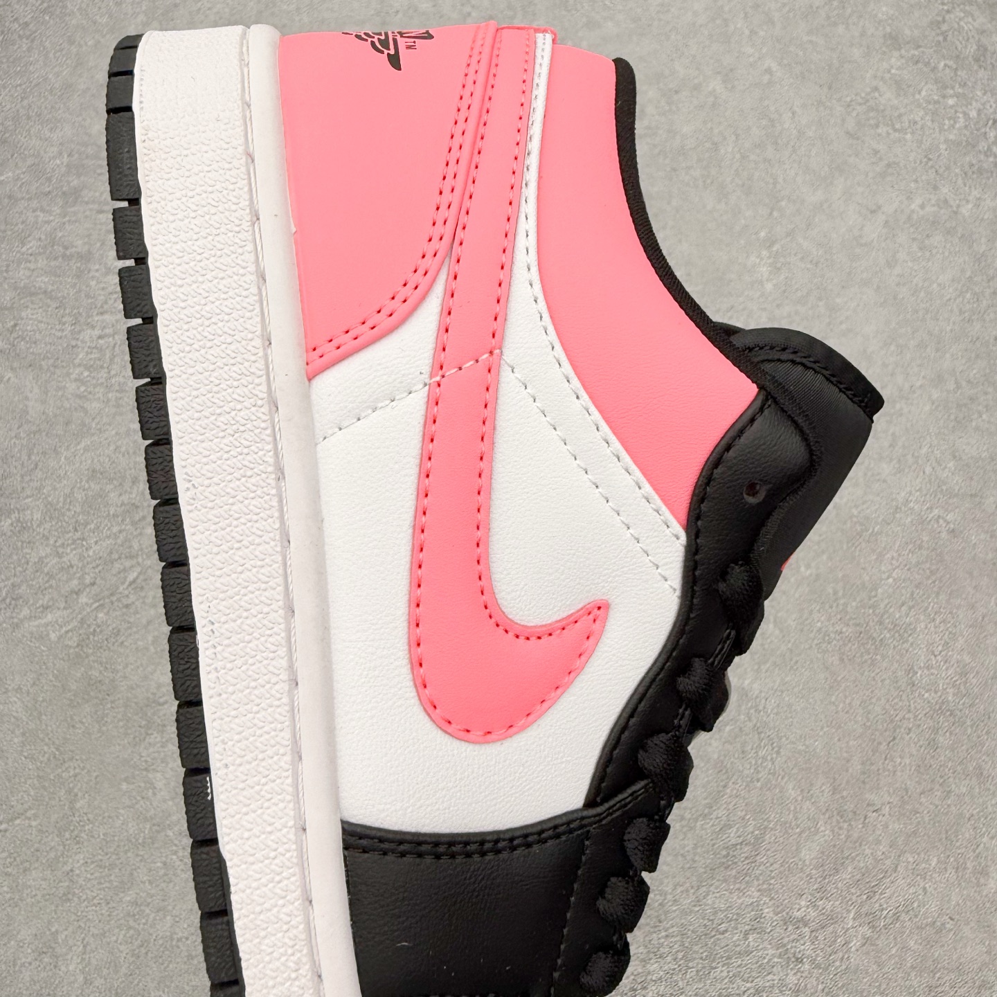 图片[6]-＃MG版 Air Jordan AJ1 Low 低帮系列 超性价比单品 平台直播间特供 百分百全新货品 零氧化发霉 给足利润空间操作 超乎所想的高性价比 原装楦头纸板开发 完美鞋型 超高清洁度 鞋型不臃肿别扭 原厂内置全掌气垫 A模大底 鞋舌AJ原厂专用牛津布 AJ专用反口珍珠布 原厂无杂质高弹内里海棉 特殊封边弹力鞋带 原鞋开模 拒绝公底 购置公司同步原材料 都有细节原汁原味 忠于原版 尺码：36 36.5 37.5 38 38.5 39 40 40.5 41 42 42.5 43 44 44.5 45 46-选品中心