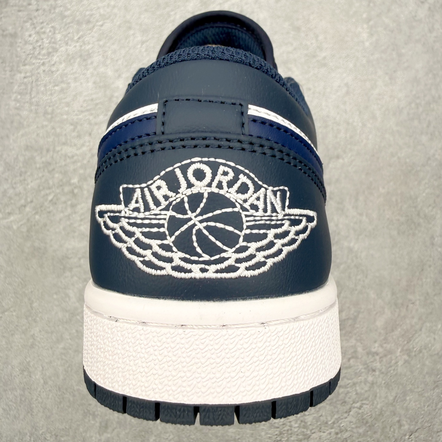 图片[8]-＃MG版 Air Jordan AJ1 Low 低帮系列 超性价比单品 平台直播间特供 百分百全新货品 零氧化发霉 给足利润空间操作 超乎所想的高性价比 原装楦头纸板开发 完美鞋型 超高清洁度 鞋型不臃肿别扭 原厂内置全掌气垫 A模大底 鞋舌AJ原厂专用牛津布 AJ专用反口珍珠布 原厂无杂质高弹内里海棉 特殊封边弹力鞋带 原鞋开模 拒绝公底 购置公司同步原材料 都有细节原汁原味 忠于原版 尺码：36 36.5 37.5 38 38.5 39 40 40.5 41 42 42.5 43 44 44.5 45 46-选品中心