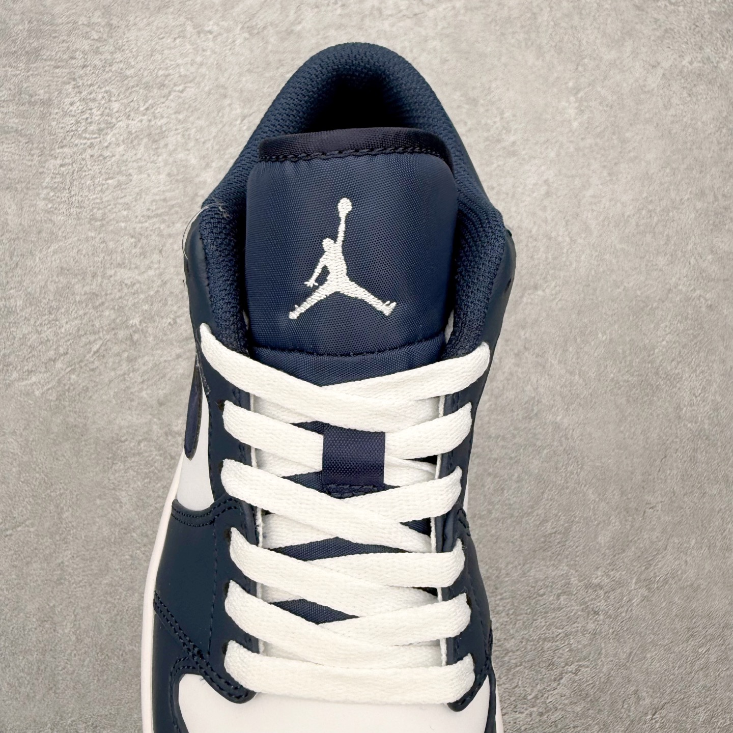 图片[5]-＃MG版 Air Jordan AJ1 Low 低帮系列 超性价比单品 平台直播间特供 百分百全新货品 零氧化发霉 给足利润空间操作 超乎所想的高性价比 原装楦头纸板开发 完美鞋型 超高清洁度 鞋型不臃肿别扭 原厂内置全掌气垫 A模大底 鞋舌AJ原厂专用牛津布 AJ专用反口珍珠布 原厂无杂质高弹内里海棉 特殊封边弹力鞋带 原鞋开模 拒绝公底 购置公司同步原材料 都有细节原汁原味 忠于原版 尺码：36 36.5 37.5 38 38.5 39 40 40.5 41 42 42.5 43 44 44.5 45 46-选品中心