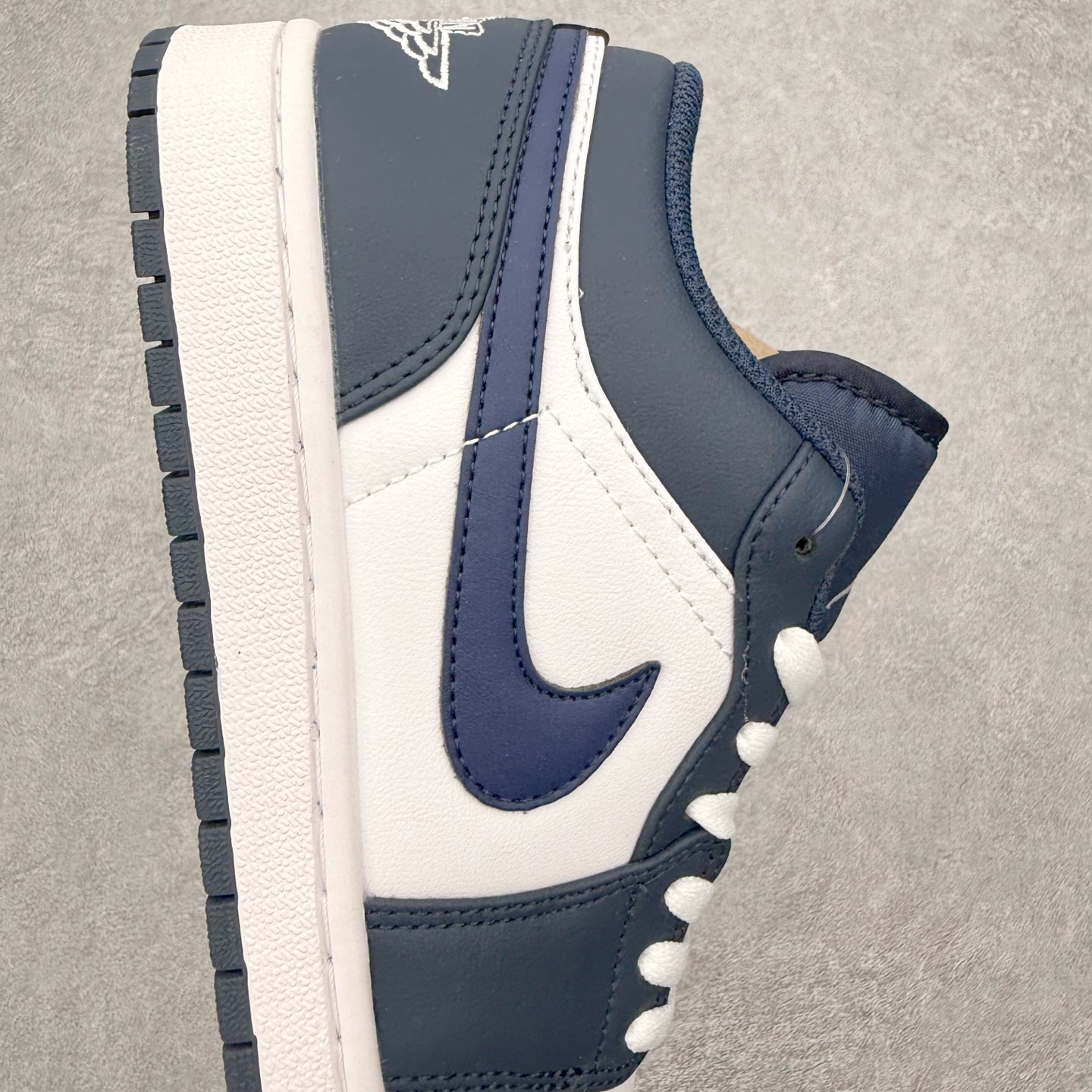 图片[6]-＃MG版 Air Jordan AJ1 Low 低帮系列 超性价比单品 平台直播间特供 百分百全新货品 零氧化发霉 给足利润空间操作 超乎所想的高性价比 原装楦头纸板开发 完美鞋型 超高清洁度 鞋型不臃肿别扭 原厂内置全掌气垫 A模大底 鞋舌AJ原厂专用牛津布 AJ专用反口珍珠布 原厂无杂质高弹内里海棉 特殊封边弹力鞋带 原鞋开模 拒绝公底 购置公司同步原材料 都有细节原汁原味 忠于原版 尺码：36 36.5 37.5 38 38.5 39 40 40.5 41 42 42.5 43 44 44.5 45 46-选品中心