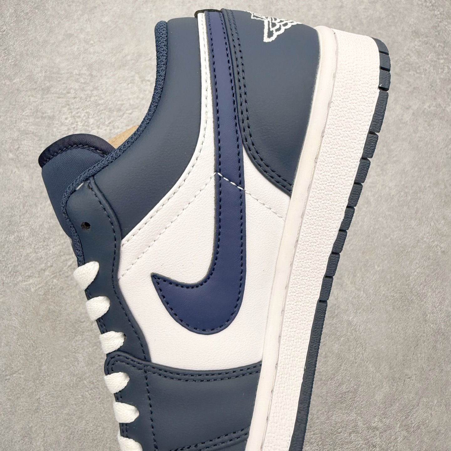 图片[7]-＃MG版 Air Jordan AJ1 Low 低帮系列 超性价比单品 平台直播间特供 百分百全新货品 零氧化发霉 给足利润空间操作 超乎所想的高性价比 原装楦头纸板开发 完美鞋型 超高清洁度 鞋型不臃肿别扭 原厂内置全掌气垫 A模大底 鞋舌AJ原厂专用牛津布 AJ专用反口珍珠布 原厂无杂质高弹内里海棉 特殊封边弹力鞋带 原鞋开模 拒绝公底 购置公司同步原材料 都有细节原汁原味 忠于原版 尺码：36 36.5 37.5 38 38.5 39 40 40.5 41 42 42.5 43 44 44.5 45 46-选品中心
