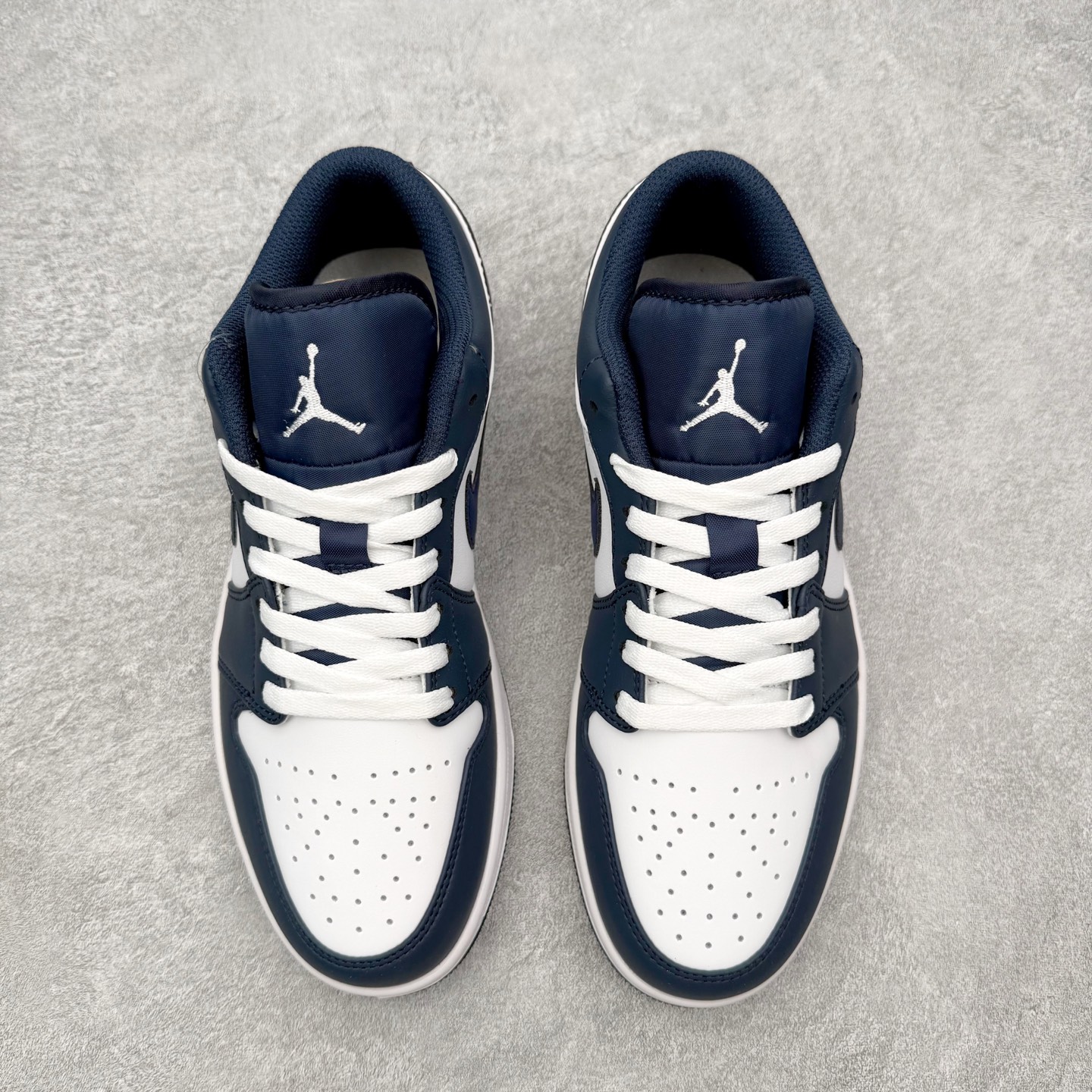 图片[2]-＃MG版 Air Jordan AJ1 Low 低帮系列 超性价比单品 平台直播间特供 百分百全新货品 零氧化发霉 给足利润空间操作 超乎所想的高性价比 原装楦头纸板开发 完美鞋型 超高清洁度 鞋型不臃肿别扭 原厂内置全掌气垫 A模大底 鞋舌AJ原厂专用牛津布 AJ专用反口珍珠布 原厂无杂质高弹内里海棉 特殊封边弹力鞋带 原鞋开模 拒绝公底 购置公司同步原材料 都有细节原汁原味 忠于原版 尺码：36 36.5 37.5 38 38.5 39 40 40.5 41 42 42.5 43 44 44.5 45 46-选品中心