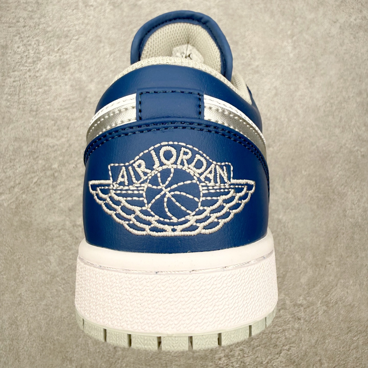 图片[8]-＃MG版 Air Jordan AJ1 Low 低帮系列 超性价比单品 平台直播间特供 百分百全新货品 零氧化发霉 给足利润空间操作 超乎所想的高性价比 原装楦头纸板开发 完美鞋型 超高清洁度 鞋型不臃肿别扭 原厂内置全掌气垫 A模大底 鞋舌AJ原厂专用牛津布 AJ专用反口珍珠布 原厂无杂质高弹内里海棉 特殊封边弹力鞋带 原鞋开模 拒绝公底 购置公司同步原材料 都有细节原汁原味 忠于原版 尺码：36 36.5 37.5 38 38.5 39 40 40.5 41 42 42.5 43 44 44.5 45 46-选品中心