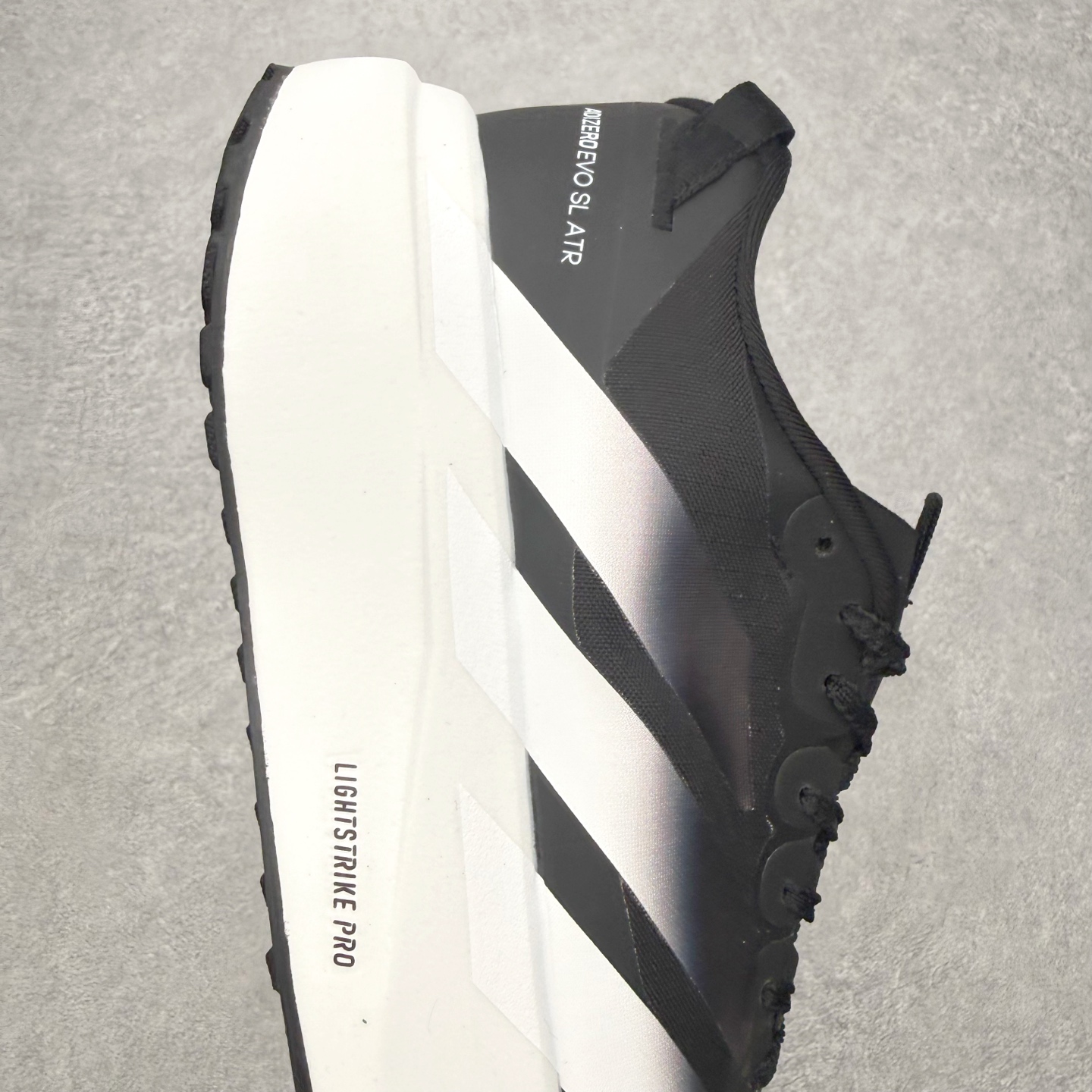 图片[6]-AD Adizero EVO SL ATR M 马拉松竞速专业跑鞋 CELERMESH针织网面非常轻薄 纤维间的缝隙很大 可以保证跑步时的透气、排汗效果 鞋舌直接与两侧的内衬和鞋底连接在一起 在跑步过程中不会被鞋舌的左右移动所困扰 在标准鞋带孔的基础上再拓宽一组鞋带孔 适合不同脚型的需求 突破性 EnergyRods 技术，有助于跑者实现更好的成绩 中底独特的LIGHTSTRIKE PRO泡棉材质 微弹感觉在跑步过程中给予了良好的支撑体验 对于顶级精英和高水平进阶跑者来说 ADIOS PRO是一双值得信赖的竞速比赛用鞋 尺码：36 36.5 37.5 38 38.5 39 40 40.5 41 42 42.5 43 44 44.5 45-选品中心