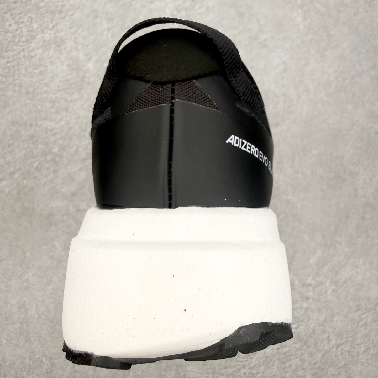 图片[8]-AD Adizero EVO SL ATR M 马拉松竞速专业跑鞋 CELERMESH针织网面非常轻薄 纤维间的缝隙很大 可以保证跑步时的透气、排汗效果 鞋舌直接与两侧的内衬和鞋底连接在一起 在跑步过程中不会被鞋舌的左右移动所困扰 在标准鞋带孔的基础上再拓宽一组鞋带孔 适合不同脚型的需求 突破性 EnergyRods 技术，有助于跑者实现更好的成绩 中底独特的LIGHTSTRIKE PRO泡棉材质 微弹感觉在跑步过程中给予了良好的支撑体验 对于顶级精英和高水平进阶跑者来说 ADIOS PRO是一双值得信赖的竞速比赛用鞋 尺码：36 36.5 37.5 38 38.5 39 40 40.5 41 42 42.5 43 44 44.5 45-选品中心