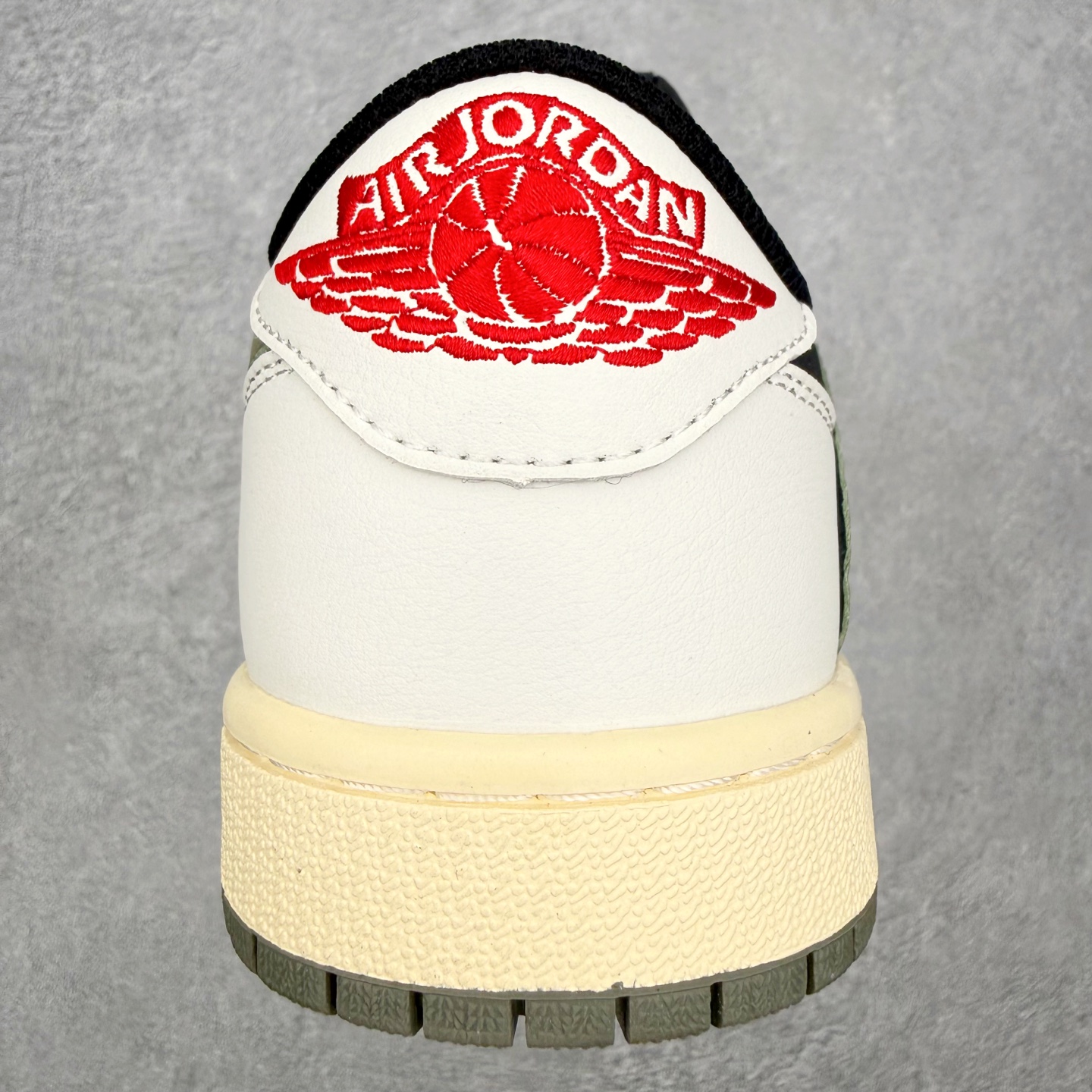 图片[8]-＃MG版 Travis Scott x Air Jordan AJ1 Low OG SP TS联名倒钩低帮 全系列配色 超性价比单品 平台直播间特供 百分百全新货品 零氧化发霉 给足利润空间操作 超乎所想的高性价比 原装楦头纸板开发 完美鞋型 超高清洁度 鞋型不臃肿别扭 原厂内置全掌气垫 A模大底 鞋舌AJ原厂专用牛津布 AJ专用反口珍珠布 原厂无杂质高弹内里海棉 特殊封边弹力鞋带 原鞋开模 拒绝公底 购置公司同步原材料 都有细节原汁原味 忠于原版 尺码：36 36.5 37.5 38 38.5 39 40 40.5 41 42 42.5 43 44 44.5 45 46-选品中心