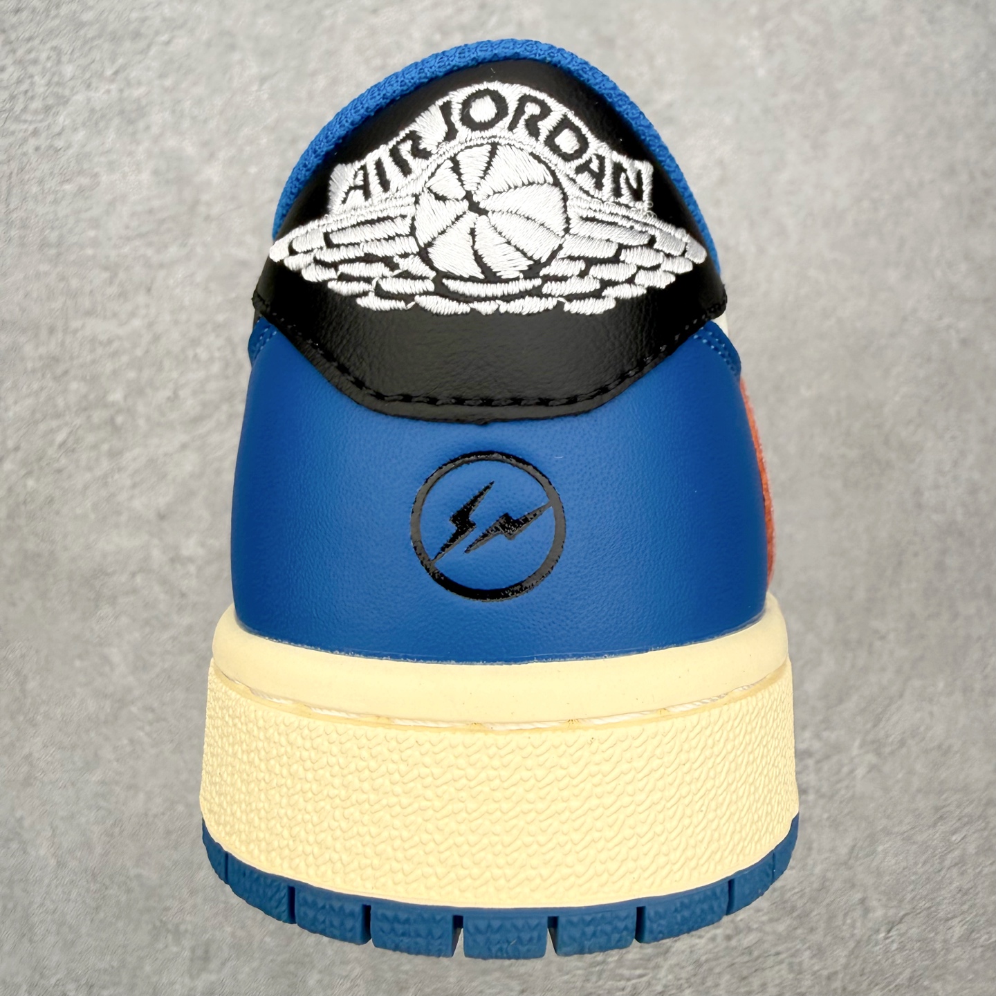 图片[8]-＃MG版 Travis Scott x Air Jordan AJ1 Low OG SP TS联名倒钩低帮 全系列配色 超性价比单品 平台直播间特供 百分百全新货品 零氧化发霉 给足利润空间操作 超乎所想的高性价比 原装楦头纸板开发 完美鞋型 超高清洁度 鞋型不臃肿别扭 原厂内置全掌气垫 A模大底 鞋舌AJ原厂专用牛津布 AJ专用反口珍珠布 原厂无杂质高弹内里海棉 特殊封边弹力鞋带 原鞋开模 拒绝公底 购置公司同步原材料 都有细节原汁原味 忠于原版 尺码：36 36.5 37.5 38 38.5 39 40 40.5 41 42 42.5 43 44 44.5 45 46-选品中心