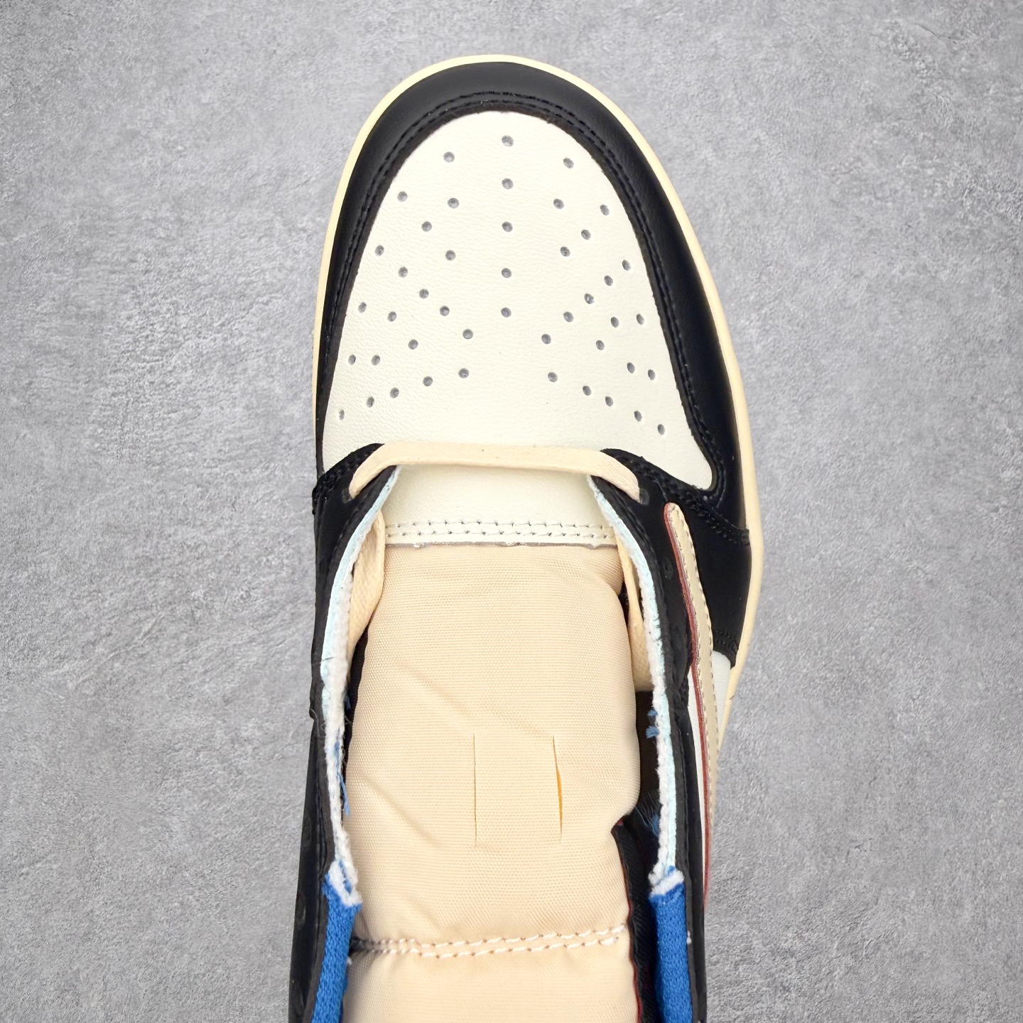 图片[4]-＃MG版 Travis Scott x Air Jordan AJ1 Low OG SP TS联名倒钩低帮 全系列配色 超性价比单品 平台直播间特供 百分百全新货品 零氧化发霉 给足利润空间操作 超乎所想的高性价比 原装楦头纸板开发 完美鞋型 超高清洁度 鞋型不臃肿别扭 原厂内置全掌气垫 A模大底 鞋舌AJ原厂专用牛津布 AJ专用反口珍珠布 原厂无杂质高弹内里海棉 特殊封边弹力鞋带 原鞋开模 拒绝公底 购置公司同步原材料 都有细节原汁原味 忠于原版 尺码：36 36.5 37.5 38 38.5 39 40 40.5 41 42 42.5 43 44 44.5 45 46-选品中心
