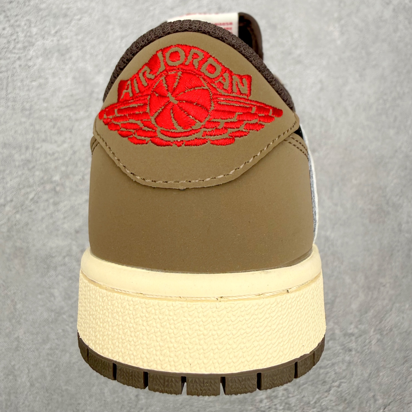 图片[8]-＃MG版 Travis Scott x Air Jordan AJ1 Low OG SP TS联名倒钩低帮 全系列配色 超性价比单品 平台直播间特供 百分百全新货品 零氧化发霉 给足利润空间操作 超乎所想的高性价比 原装楦头纸板开发 完美鞋型 超高清洁度 鞋型不臃肿别扭 原厂内置全掌气垫 A模大底 鞋舌AJ原厂专用牛津布 AJ专用反口珍珠布 原厂无杂质高弹内里海棉 特殊封边弹力鞋带 原鞋开模 拒绝公底 购置公司同步原材料 都有细节原汁原味 忠于原版 尺码：36 36.5 37.5 38 38.5 39 40 40.5 41 42 42.5 43 44 44.5 45 46-选品中心