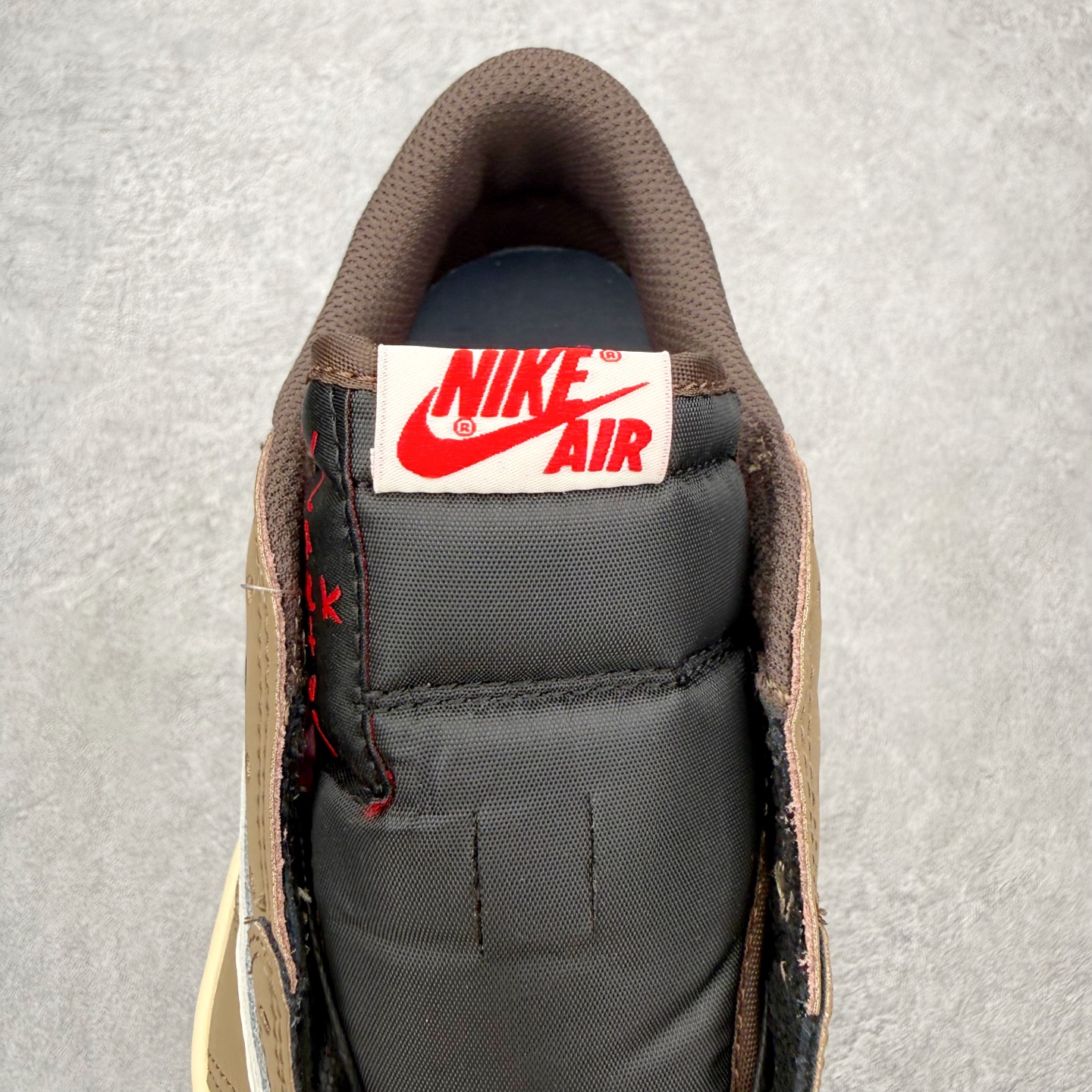图片[5]-＃MG版 Travis Scott x Air Jordan AJ1 Low OG SP TS联名倒钩低帮 全系列配色 超性价比单品 平台直播间特供 百分百全新货品 零氧化发霉 给足利润空间操作 超乎所想的高性价比 原装楦头纸板开发 完美鞋型 超高清洁度 鞋型不臃肿别扭 原厂内置全掌气垫 A模大底 鞋舌AJ原厂专用牛津布 AJ专用反口珍珠布 原厂无杂质高弹内里海棉 特殊封边弹力鞋带 原鞋开模 拒绝公底 购置公司同步原材料 都有细节原汁原味 忠于原版 尺码：36 36.5 37.5 38 38.5 39 40 40.5 41 42 42.5 43 44 44.5 45 46-选品中心
