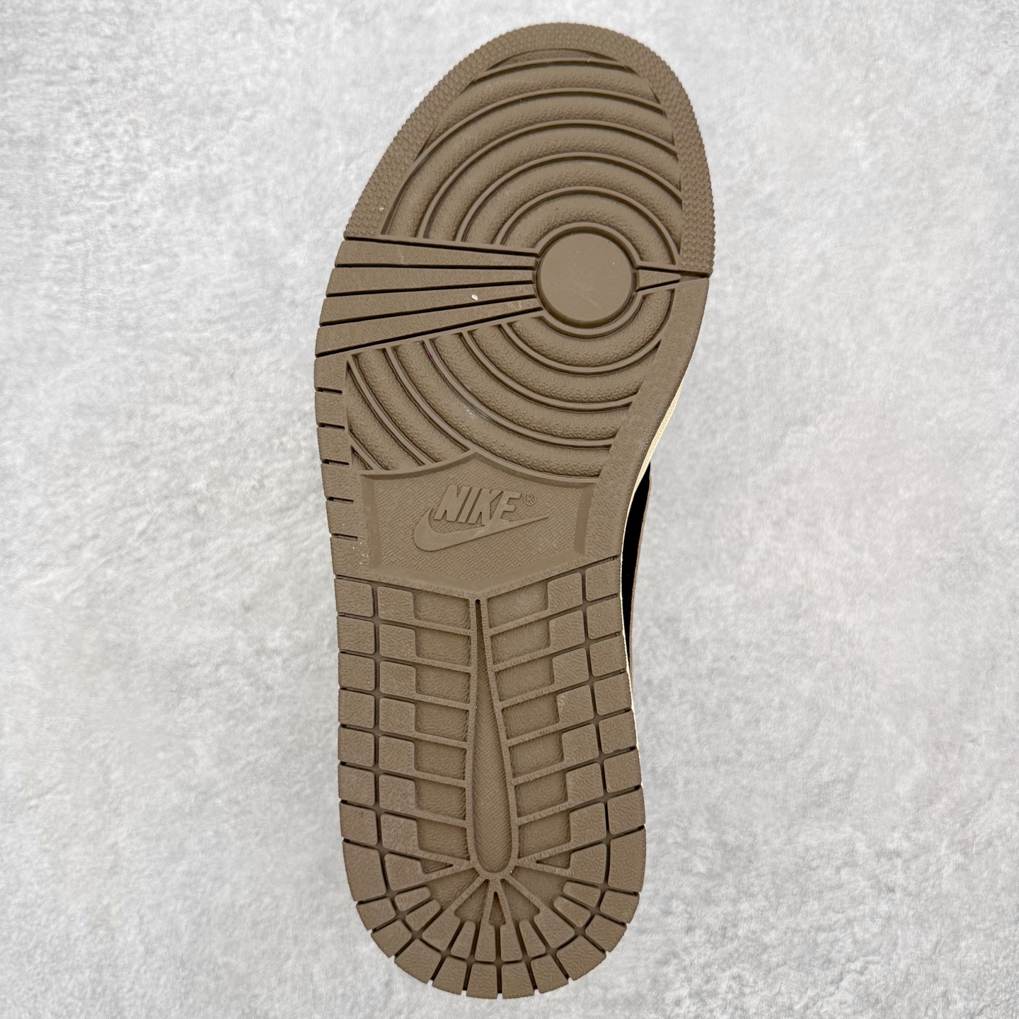 图片[9]-＃MG版 Travis Scott x Air Jordan AJ1 Low OG SP TS联名倒钩低帮 全系列配色 超性价比单品 平台直播间特供 百分百全新货品 零氧化发霉 给足利润空间操作 超乎所想的高性价比 原装楦头纸板开发 完美鞋型 超高清洁度 鞋型不臃肿别扭 原厂内置全掌气垫 A模大底 鞋舌AJ原厂专用牛津布 AJ专用反口珍珠布 原厂无杂质高弹内里海棉 特殊封边弹力鞋带 原鞋开模 拒绝公底 购置公司同步原材料 都有细节原汁原味 忠于原版 尺码：36 36.5 37.5 38 38.5 39 40 40.5 41 42 42.5 43 44 44.5 45 46-选品中心
