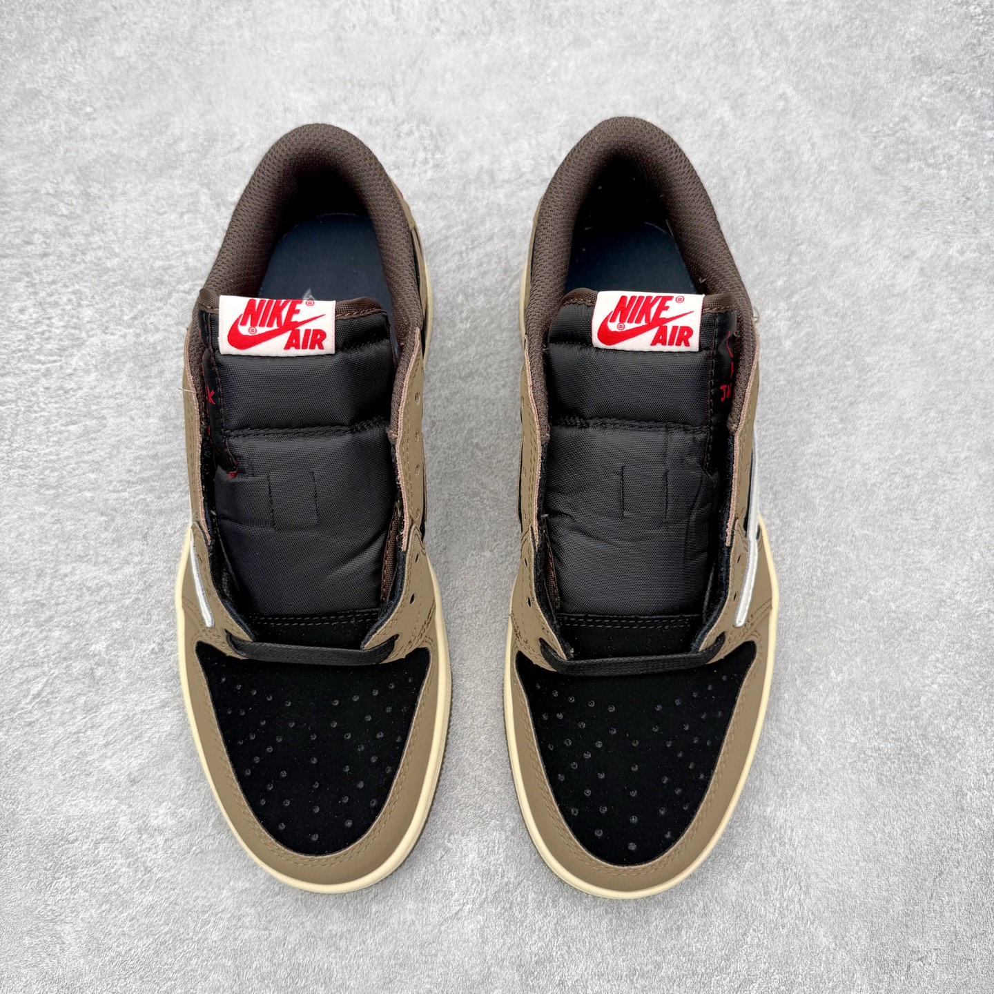 图片[2]-＃MG版 Travis Scott x Air Jordan AJ1 Low OG SP TS联名倒钩低帮 全系列配色 超性价比单品 平台直播间特供 百分百全新货品 零氧化发霉 给足利润空间操作 超乎所想的高性价比 原装楦头纸板开发 完美鞋型 超高清洁度 鞋型不臃肿别扭 原厂内置全掌气垫 A模大底 鞋舌AJ原厂专用牛津布 AJ专用反口珍珠布 原厂无杂质高弹内里海棉 特殊封边弹力鞋带 原鞋开模 拒绝公底 购置公司同步原材料 都有细节原汁原味 忠于原版 尺码：36 36.5 37.5 38 38.5 39 40 40.5 41 42 42.5 43 44 44.5 45 46-选品中心