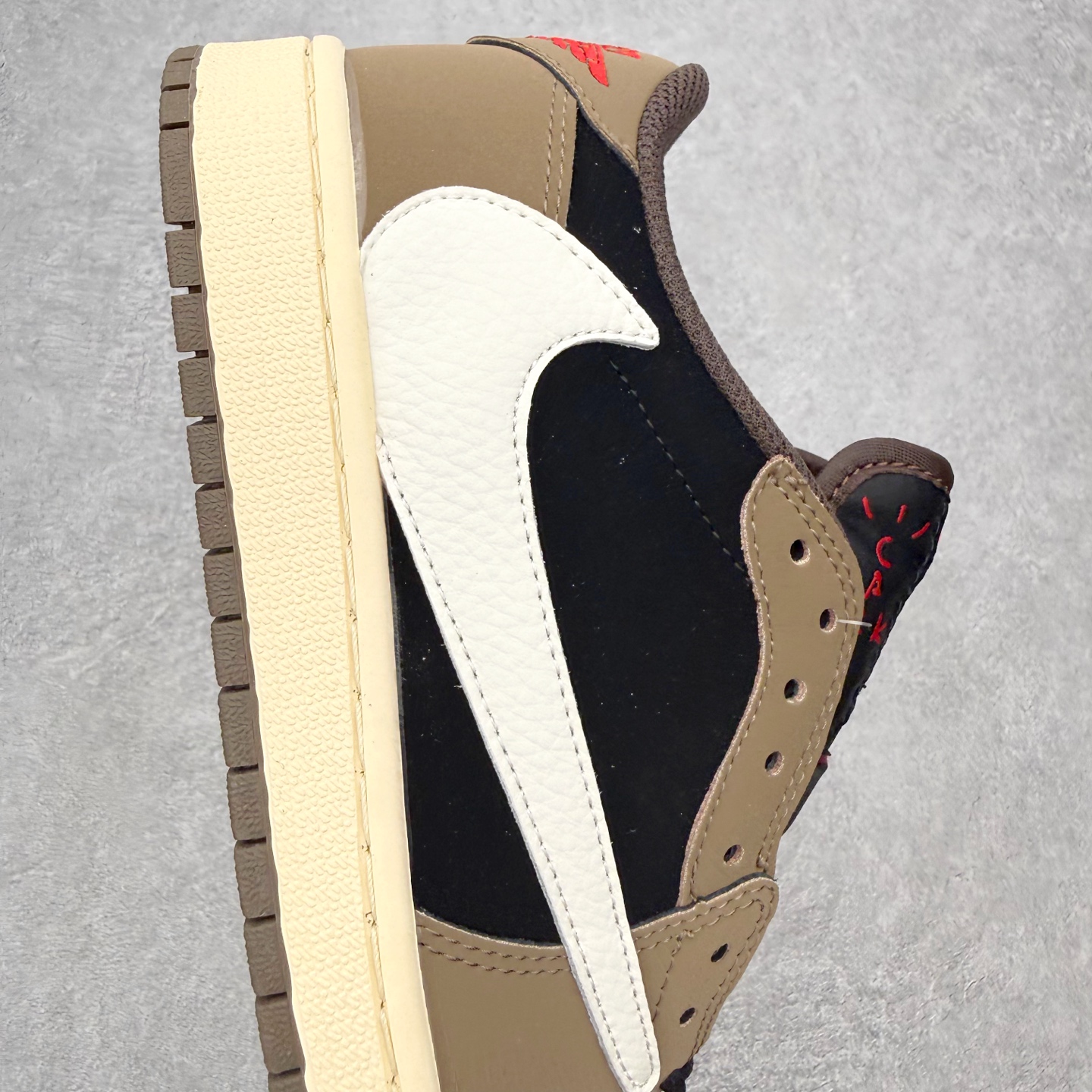 图片[6]-＃MG版 Travis Scott x Air Jordan AJ1 Low OG SP TS联名倒钩低帮 全系列配色 超性价比单品 平台直播间特供 百分百全新货品 零氧化发霉 给足利润空间操作 超乎所想的高性价比 原装楦头纸板开发 完美鞋型 超高清洁度 鞋型不臃肿别扭 原厂内置全掌气垫 A模大底 鞋舌AJ原厂专用牛津布 AJ专用反口珍珠布 原厂无杂质高弹内里海棉 特殊封边弹力鞋带 原鞋开模 拒绝公底 购置公司同步原材料 都有细节原汁原味 忠于原版 尺码：36 36.5 37.5 38 38.5 39 40 40.5 41 42 42.5 43 44 44.5 45 46-选品中心