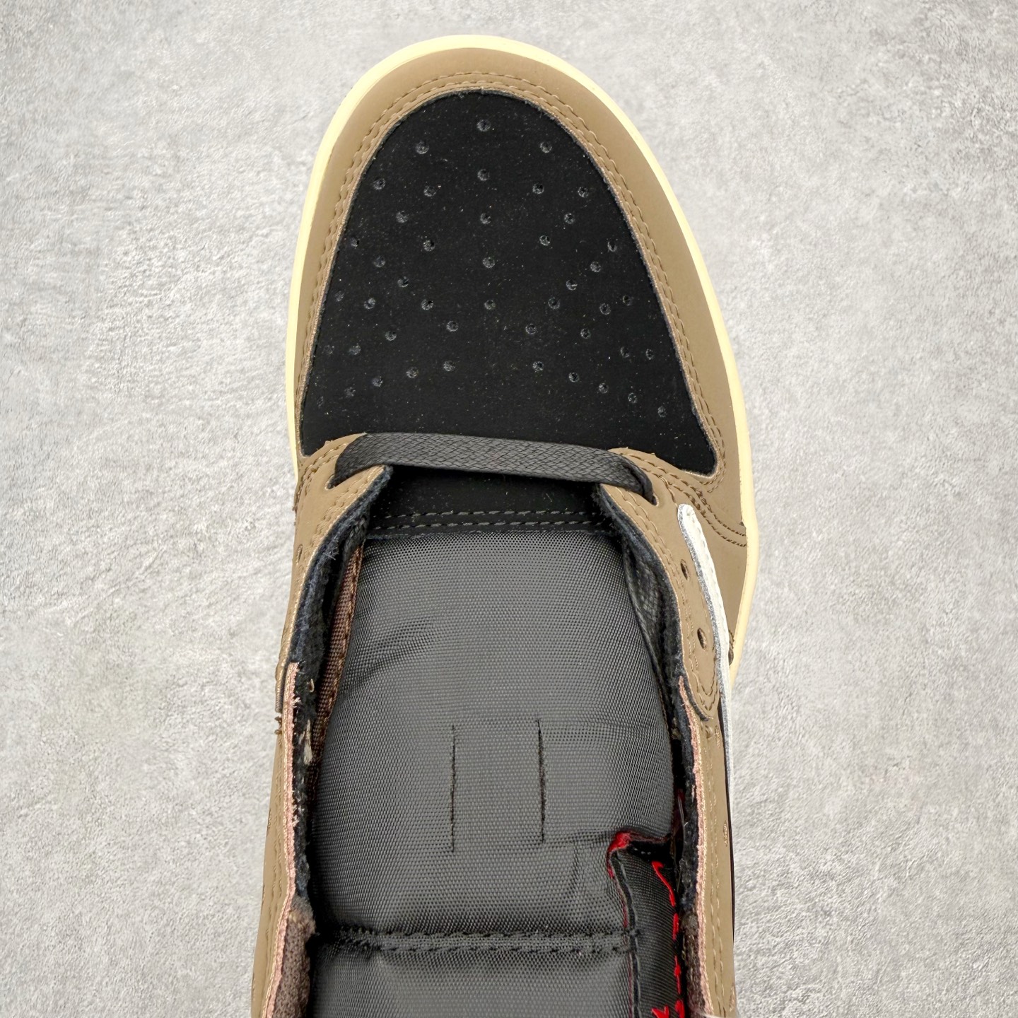 图片[4]-＃MG版 Travis Scott x Air Jordan AJ1 Low OG SP TS联名倒钩低帮 全系列配色 超性价比单品 平台直播间特供 百分百全新货品 零氧化发霉 给足利润空间操作 超乎所想的高性价比 原装楦头纸板开发 完美鞋型 超高清洁度 鞋型不臃肿别扭 原厂内置全掌气垫 A模大底 鞋舌AJ原厂专用牛津布 AJ专用反口珍珠布 原厂无杂质高弹内里海棉 特殊封边弹力鞋带 原鞋开模 拒绝公底 购置公司同步原材料 都有细节原汁原味 忠于原版 尺码：36 36.5 37.5 38 38.5 39 40 40.5 41 42 42.5 43 44 44.5 45 46-选品中心
