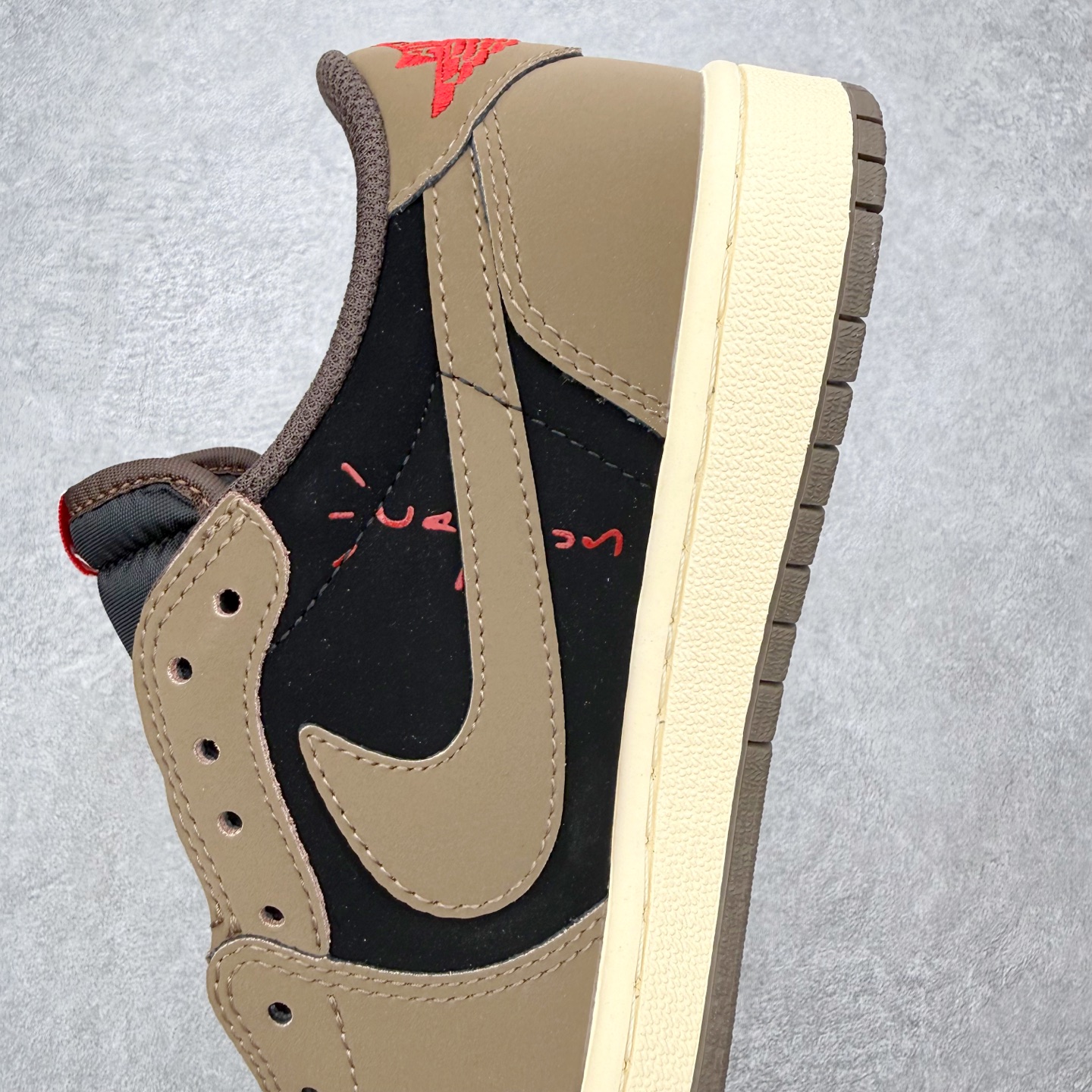 图片[7]-＃MG版 Travis Scott x Air Jordan AJ1 Low OG SP TS联名倒钩低帮 全系列配色 超性价比单品 平台直播间特供 百分百全新货品 零氧化发霉 给足利润空间操作 超乎所想的高性价比 原装楦头纸板开发 完美鞋型 超高清洁度 鞋型不臃肿别扭 原厂内置全掌气垫 A模大底 鞋舌AJ原厂专用牛津布 AJ专用反口珍珠布 原厂无杂质高弹内里海棉 特殊封边弹力鞋带 原鞋开模 拒绝公底 购置公司同步原材料 都有细节原汁原味 忠于原版 尺码：36 36.5 37.5 38 38.5 39 40 40.5 41 42 42.5 43 44 44.5 45 46-选品中心