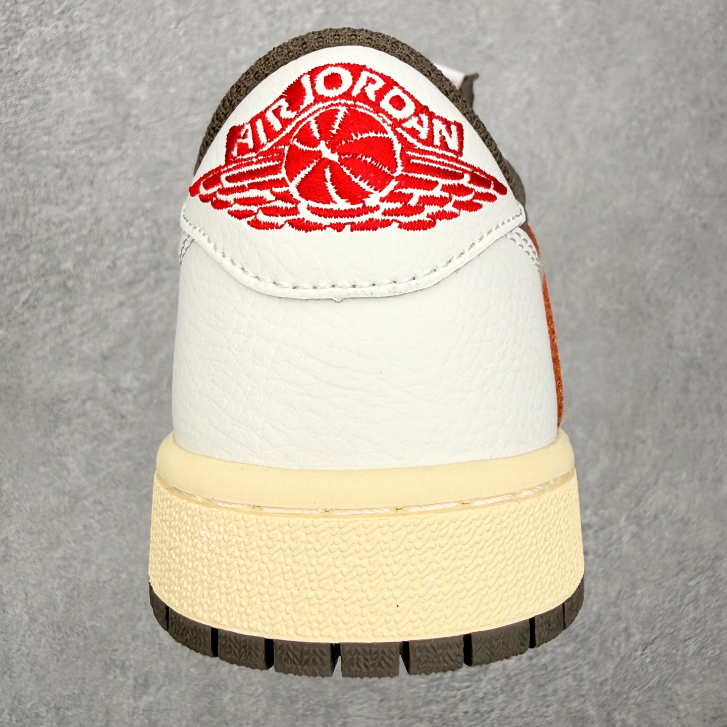 图片[8]-＃MG版 Travis Scott x Air Jordan AJ1 Low OG SP TS联名倒钩低帮 全系列配色 超性价比单品 平台直播间特供 百分百全新货品 零氧化发霉 给足利润空间操作 超乎所想的高性价比 原装楦头纸板开发 完美鞋型 超高清洁度 鞋型不臃肿别扭 原厂内置全掌气垫 A模大底 鞋舌AJ原厂专用牛津布 AJ专用反口珍珠布 原厂无杂质高弹内里海棉 特殊封边弹力鞋带 原鞋开模 拒绝公底 购置公司同步原材料 都有细节原汁原味 忠于原版 尺码：36 36.5 37.5 38 38.5 39 40 40.5 41 42 42.5 43 44 44.5 45 46-选品中心