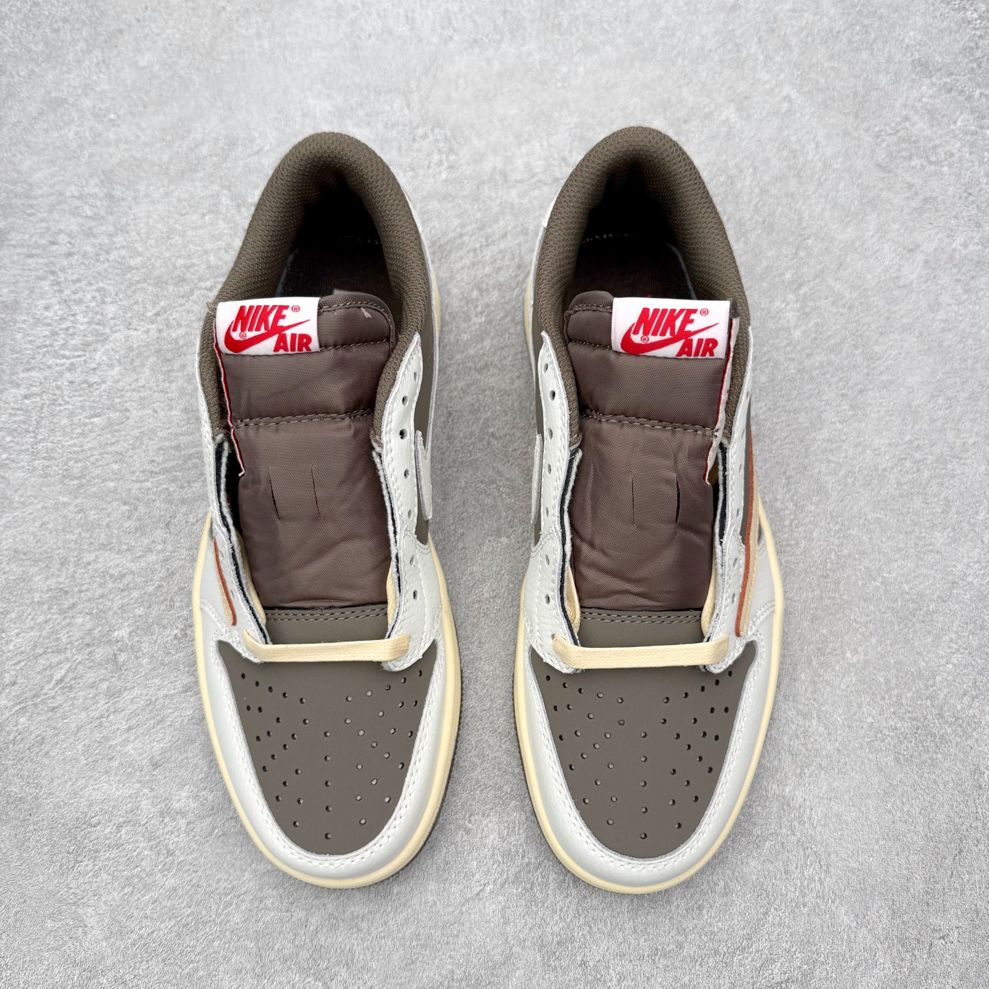 图片[2]-＃MG版 Travis Scott x Air Jordan AJ1 Low OG SP TS联名倒钩低帮 全系列配色 超性价比单品 平台直播间特供 百分百全新货品 零氧化发霉 给足利润空间操作 超乎所想的高性价比 原装楦头纸板开发 完美鞋型 超高清洁度 鞋型不臃肿别扭 原厂内置全掌气垫 A模大底 鞋舌AJ原厂专用牛津布 AJ专用反口珍珠布 原厂无杂质高弹内里海棉 特殊封边弹力鞋带 原鞋开模 拒绝公底 购置公司同步原材料 都有细节原汁原味 忠于原版 尺码：36 36.5 37.5 38 38.5 39 40 40.5 41 42 42.5 43 44 44.5 45 46-选品中心