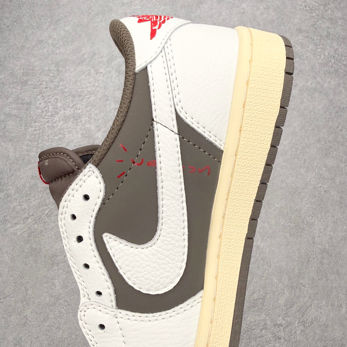 图片[7]-＃MG版 Travis Scott x Air Jordan AJ1 Low OG SP TS联名倒钩低帮 全系列配色 超性价比单品 平台直播间特供 百分百全新货品 零氧化发霉 给足利润空间操作 超乎所想的高性价比 原装楦头纸板开发 完美鞋型 超高清洁度 鞋型不臃肿别扭 原厂内置全掌气垫 A模大底 鞋舌AJ原厂专用牛津布 AJ专用反口珍珠布 原厂无杂质高弹内里海棉 特殊封边弹力鞋带 原鞋开模 拒绝公底 购置公司同步原材料 都有细节原汁原味 忠于原版 尺码：36 36.5 37.5 38 38.5 39 40 40.5 41 42 42.5 43 44 44.5 45 46-选品中心