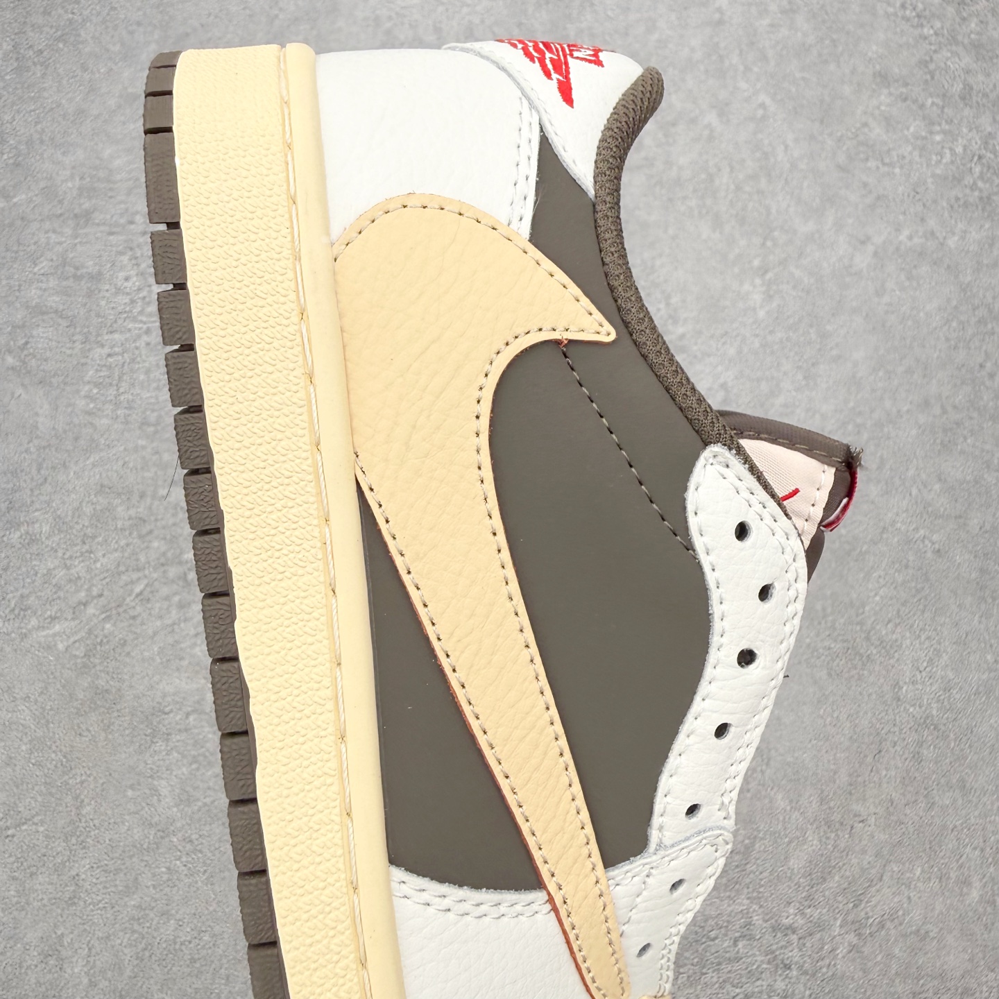 图片[6]-＃MG版 Travis Scott x Air Jordan AJ1 Low OG SP TS联名倒钩低帮 全系列配色 超性价比单品 平台直播间特供 百分百全新货品 零氧化发霉 给足利润空间操作 超乎所想的高性价比 原装楦头纸板开发 完美鞋型 超高清洁度 鞋型不臃肿别扭 原厂内置全掌气垫 A模大底 鞋舌AJ原厂专用牛津布 AJ专用反口珍珠布 原厂无杂质高弹内里海棉 特殊封边弹力鞋带 原鞋开模 拒绝公底 购置公司同步原材料 都有细节原汁原味 忠于原版 尺码：36 36.5 37.5 38 38.5 39 40 40.5 41 42 42.5 43 44 44.5 45 46-选品中心