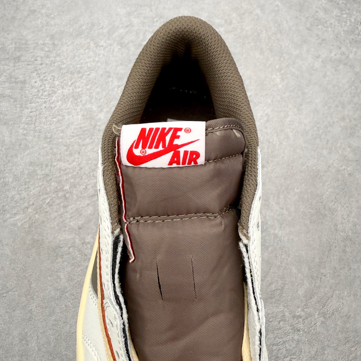 图片[5]-＃MG版 Travis Scott x Air Jordan AJ1 Low OG SP TS联名倒钩低帮 全系列配色 超性价比单品 平台直播间特供 百分百全新货品 零氧化发霉 给足利润空间操作 超乎所想的高性价比 原装楦头纸板开发 完美鞋型 超高清洁度 鞋型不臃肿别扭 原厂内置全掌气垫 A模大底 鞋舌AJ原厂专用牛津布 AJ专用反口珍珠布 原厂无杂质高弹内里海棉 特殊封边弹力鞋带 原鞋开模 拒绝公底 购置公司同步原材料 都有细节原汁原味 忠于原版 尺码：36 36.5 37.5 38 38.5 39 40 40.5 41 42 42.5 43 44 44.5 45 46-选品中心