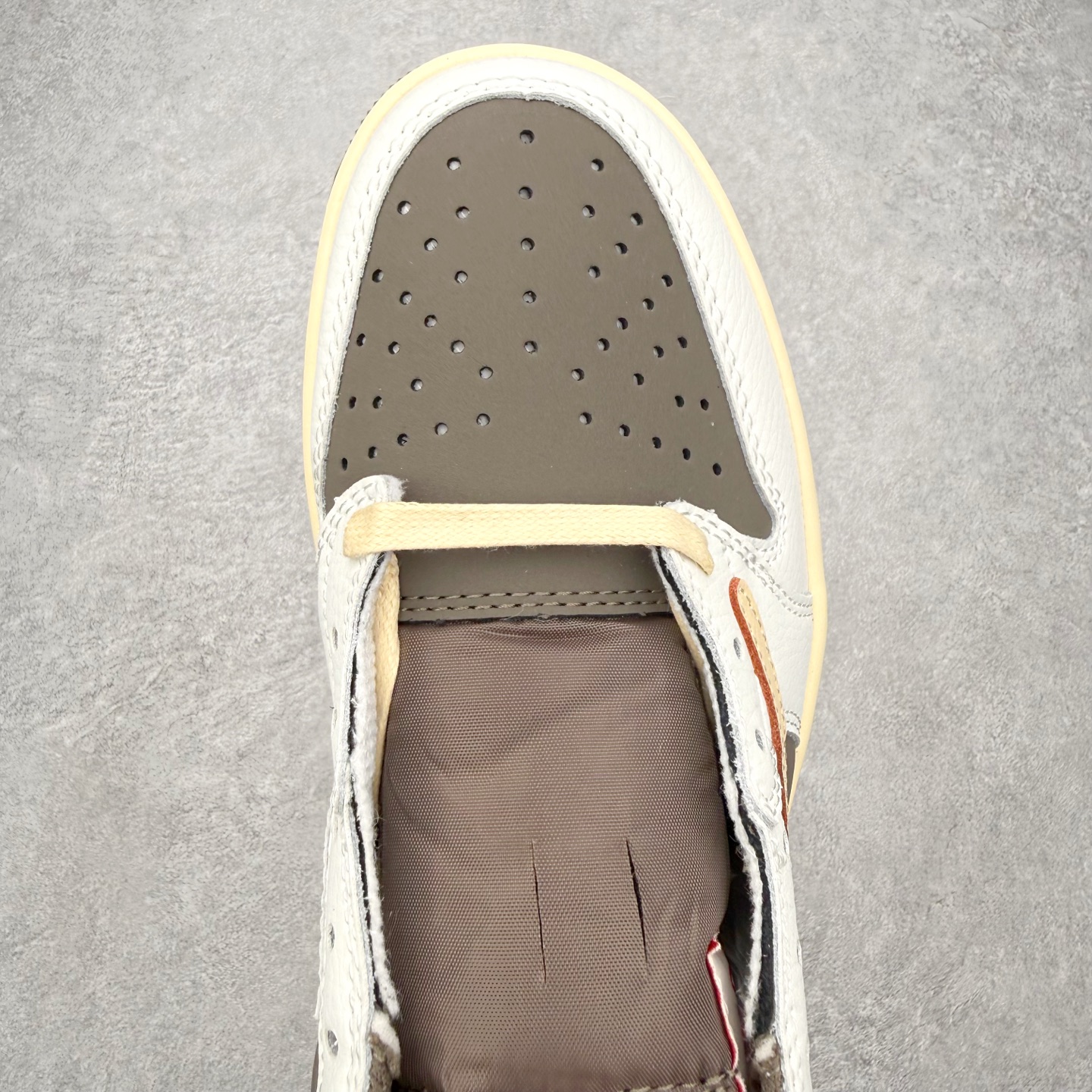 图片[4]-＃MG版 Travis Scott x Air Jordan AJ1 Low OG SP TS联名倒钩低帮 全系列配色 超性价比单品 平台直播间特供 百分百全新货品 零氧化发霉 给足利润空间操作 超乎所想的高性价比 原装楦头纸板开发 完美鞋型 超高清洁度 鞋型不臃肿别扭 原厂内置全掌气垫 A模大底 鞋舌AJ原厂专用牛津布 AJ专用反口珍珠布 原厂无杂质高弹内里海棉 特殊封边弹力鞋带 原鞋开模 拒绝公底 购置公司同步原材料 都有细节原汁原味 忠于原版 尺码：36 36.5 37.5 38 38.5 39 40 40.5 41 42 42.5 43 44 44.5 45 46-选品中心