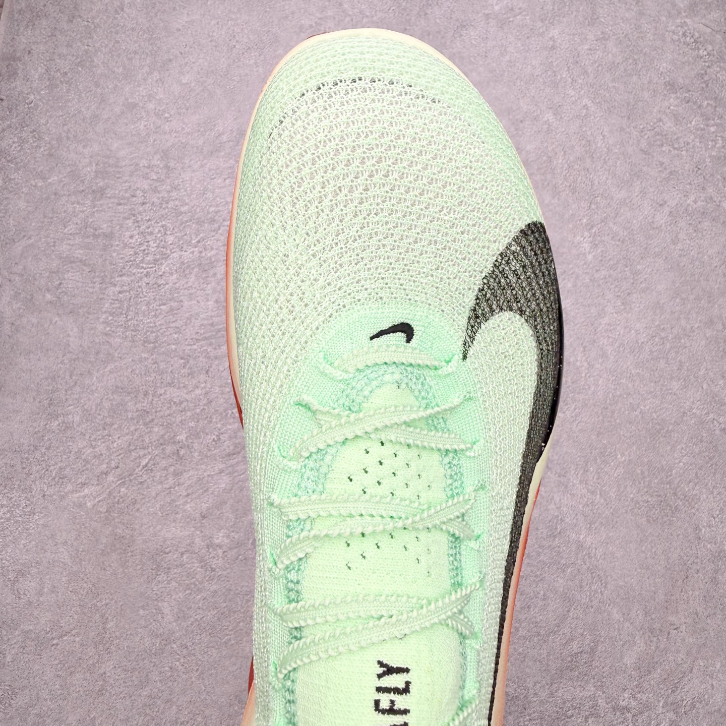 图片[4]-NK Air Zoom Alphafly NEXT% 3 2024全新马拉松超级跑鞋 有史以来最轻盈、测试次数最多的NK Alphafly 经过精英马拉松运动员的测试验证 并搭载Air Zoom气垫 旨在助力跑者实现突破 取得更佳的成绩 在开发过程中 Alphafly 3帮助耐克运动员凯尔文·基普图姆（Kelvin Kiptum）以2：00：35的成绩刷新了马拉松世界纪录 Alphafly的动力设计没有改变——Air Zoom气垫单元、Flyplate碳纤维板和ZoomX泡绵 但是整体系统的制作方法略有调整 优化和提升了对运动员的帮助 主要更新包括一体式鞋底 提供顺畅稳定的“后跟到脚趾”过渡；更宽的全长Flyplate碳纤维板提供稳定助推力 全新Fast Shot外底保证出色牵引力和抓地力 全新Atomknit 3.0鞋面提供更强的控制力、透气性和中足支撑力 尺码：36 36.5 37.5 38 38.5 39 40 40.5 41 42 42.5 43 44 44.5 45-选品中心