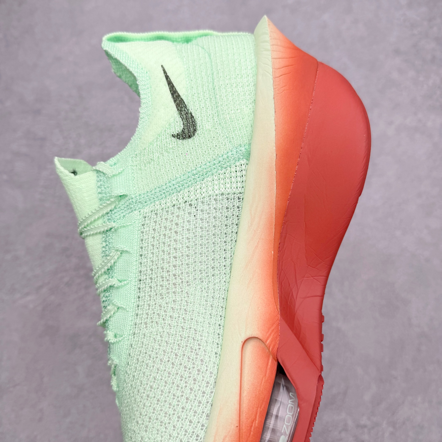 图片[7]-NK Air Zoom Alphafly NEXT% 3 2024全新马拉松超级跑鞋 有史以来最轻盈、测试次数最多的NK Alphafly 经过精英马拉松运动员的测试验证 并搭载Air Zoom气垫 旨在助力跑者实现突破 取得更佳的成绩 在开发过程中 Alphafly 3帮助耐克运动员凯尔文·基普图姆（Kelvin Kiptum）以2：00：35的成绩刷新了马拉松世界纪录 Alphafly的动力设计没有改变——Air Zoom气垫单元、Flyplate碳纤维板和ZoomX泡绵 但是整体系统的制作方法略有调整 优化和提升了对运动员的帮助 主要更新包括一体式鞋底 提供顺畅稳定的“后跟到脚趾”过渡；更宽的全长Flyplate碳纤维板提供稳定助推力 全新Fast Shot外底保证出色牵引力和抓地力 全新Atomknit 3.0鞋面提供更强的控制力、透气性和中足支撑力 尺码：36 36.5 37.5 38 38.5 39 40 40.5 41 42 42.5 43 44 44.5 45-选品中心