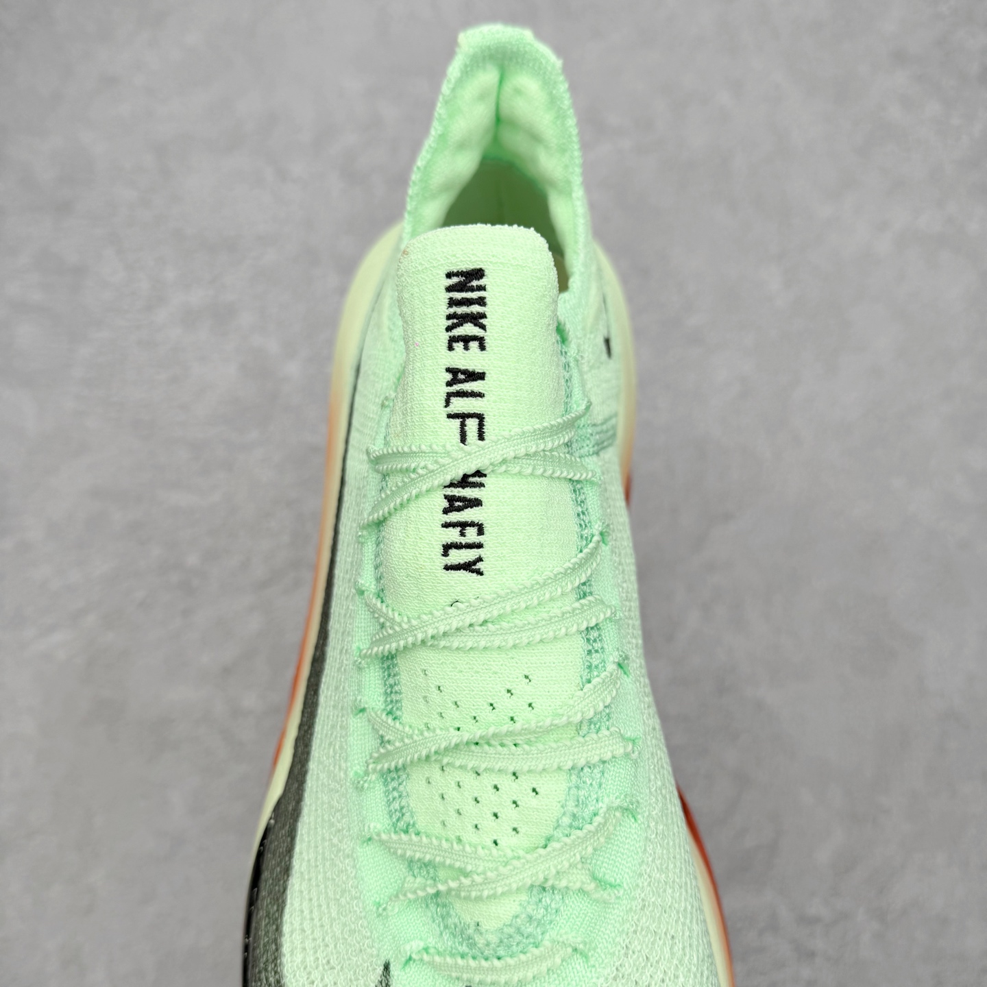 图片[5]-NK Air Zoom Alphafly NEXT% 3 2024全新马拉松超级跑鞋 有史以来最轻盈、测试次数最多的NK Alphafly 经过精英马拉松运动员的测试验证 并搭载Air Zoom气垫 旨在助力跑者实现突破 取得更佳的成绩 在开发过程中 Alphafly 3帮助耐克运动员凯尔文·基普图姆（Kelvin Kiptum）以2：00：35的成绩刷新了马拉松世界纪录 Alphafly的动力设计没有改变——Air Zoom气垫单元、Flyplate碳纤维板和ZoomX泡绵 但是整体系统的制作方法略有调整 优化和提升了对运动员的帮助 主要更新包括一体式鞋底 提供顺畅稳定的“后跟到脚趾”过渡；更宽的全长Flyplate碳纤维板提供稳定助推力 全新Fast Shot外底保证出色牵引力和抓地力 全新Atomknit 3.0鞋面提供更强的控制力、透气性和中足支撑力 尺码：36 36.5 37.5 38 38.5 39 40 40.5 41 42 42.5 43 44 44.5 45-选品中心