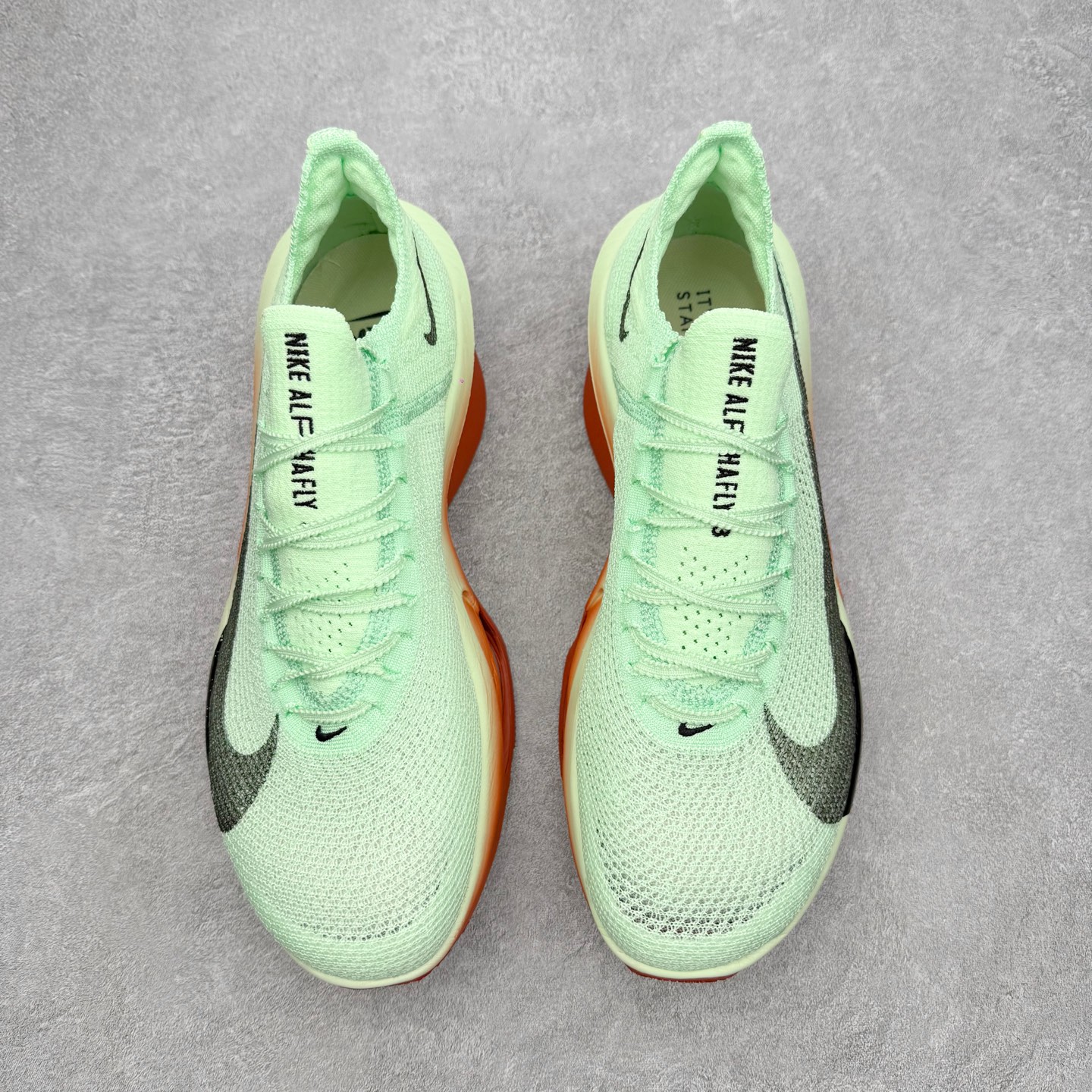 图片[2]-NK Air Zoom Alphafly NEXT% 3 2024全新马拉松超级跑鞋 有史以来最轻盈、测试次数最多的NK Alphafly 经过精英马拉松运动员的测试验证 并搭载Air Zoom气垫 旨在助力跑者实现突破 取得更佳的成绩 在开发过程中 Alphafly 3帮助耐克运动员凯尔文·基普图姆（Kelvin Kiptum）以2：00：35的成绩刷新了马拉松世界纪录 Alphafly的动力设计没有改变——Air Zoom气垫单元、Flyplate碳纤维板和ZoomX泡绵 但是整体系统的制作方法略有调整 优化和提升了对运动员的帮助 主要更新包括一体式鞋底 提供顺畅稳定的“后跟到脚趾”过渡；更宽的全长Flyplate碳纤维板提供稳定助推力 全新Fast Shot外底保证出色牵引力和抓地力 全新Atomknit 3.0鞋面提供更强的控制力、透气性和中足支撑力 尺码：36 36.5 37.5 38 38.5 39 40 40.5 41 42 42.5 43 44 44.5 45-选品中心