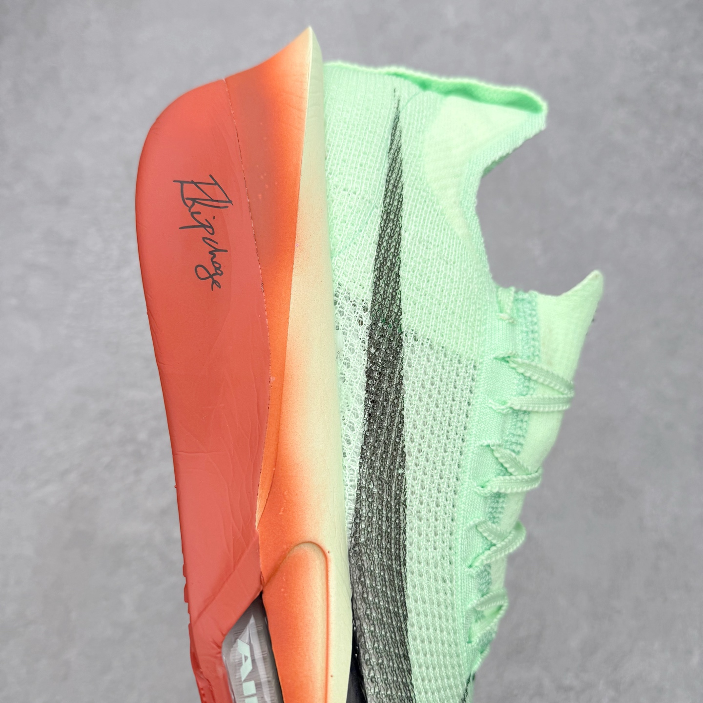 图片[6]-NK Air Zoom Alphafly NEXT% 3 2024全新马拉松超级跑鞋 有史以来最轻盈、测试次数最多的NK Alphafly 经过精英马拉松运动员的测试验证 并搭载Air Zoom气垫 旨在助力跑者实现突破 取得更佳的成绩 在开发过程中 Alphafly 3帮助耐克运动员凯尔文·基普图姆（Kelvin Kiptum）以2：00：35的成绩刷新了马拉松世界纪录 Alphafly的动力设计没有改变——Air Zoom气垫单元、Flyplate碳纤维板和ZoomX泡绵 但是整体系统的制作方法略有调整 优化和提升了对运动员的帮助 主要更新包括一体式鞋底 提供顺畅稳定的“后跟到脚趾”过渡；更宽的全长Flyplate碳纤维板提供稳定助推力 全新Fast Shot外底保证出色牵引力和抓地力 全新Atomknit 3.0鞋面提供更强的控制力、透气性和中足支撑力 尺码：36 36.5 37.5 38 38.5 39 40 40.5 41 42 42.5 43 44 44.5 45-选品中心